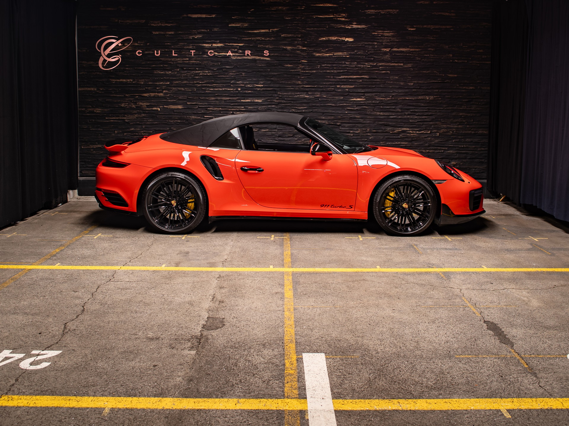PORSCHE 911 Turbo S Cabrio PDK-showroom-element-1
