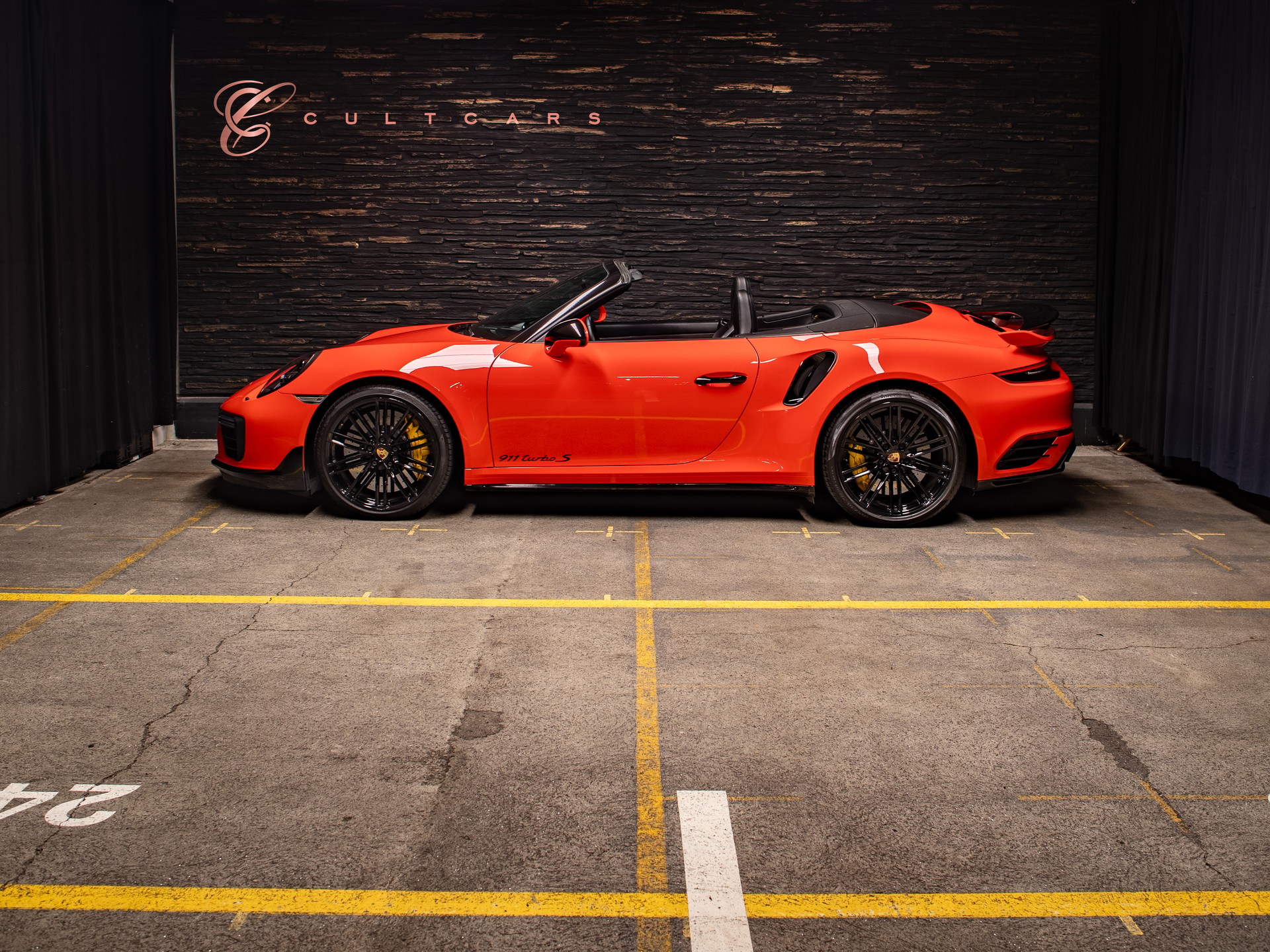 PORSCHE 911 Turbo S Cabrio PDK-showroom-element-2