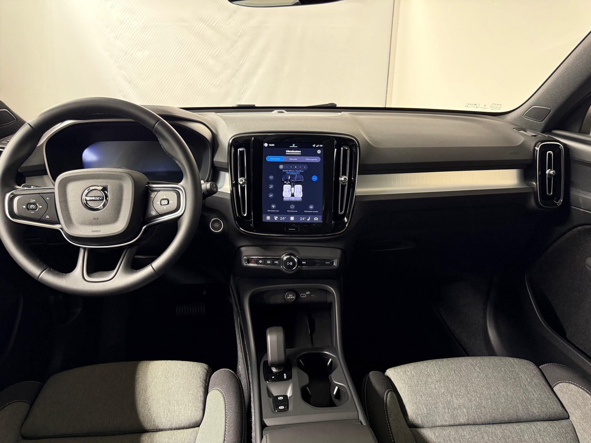 VOLVO XC40 2.0 B3 MH Plus Dark-image-8