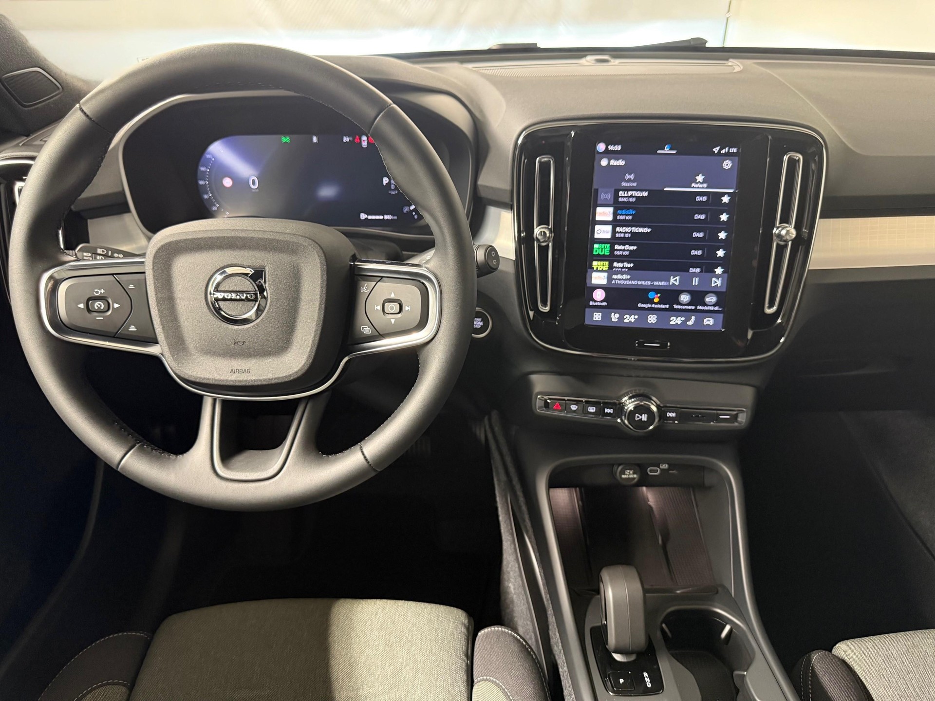VOLVO XC40 2.0 B3 MH Plus Dark-image-10