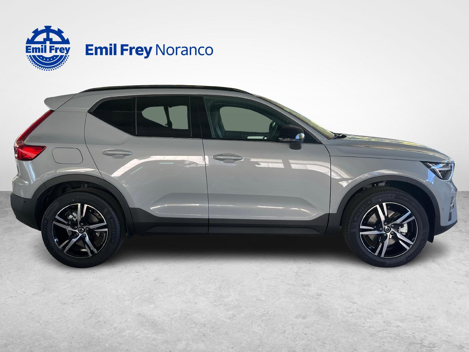 VOLVO XC40 2.0 B3 MH Plus Dark-showroom-element-3