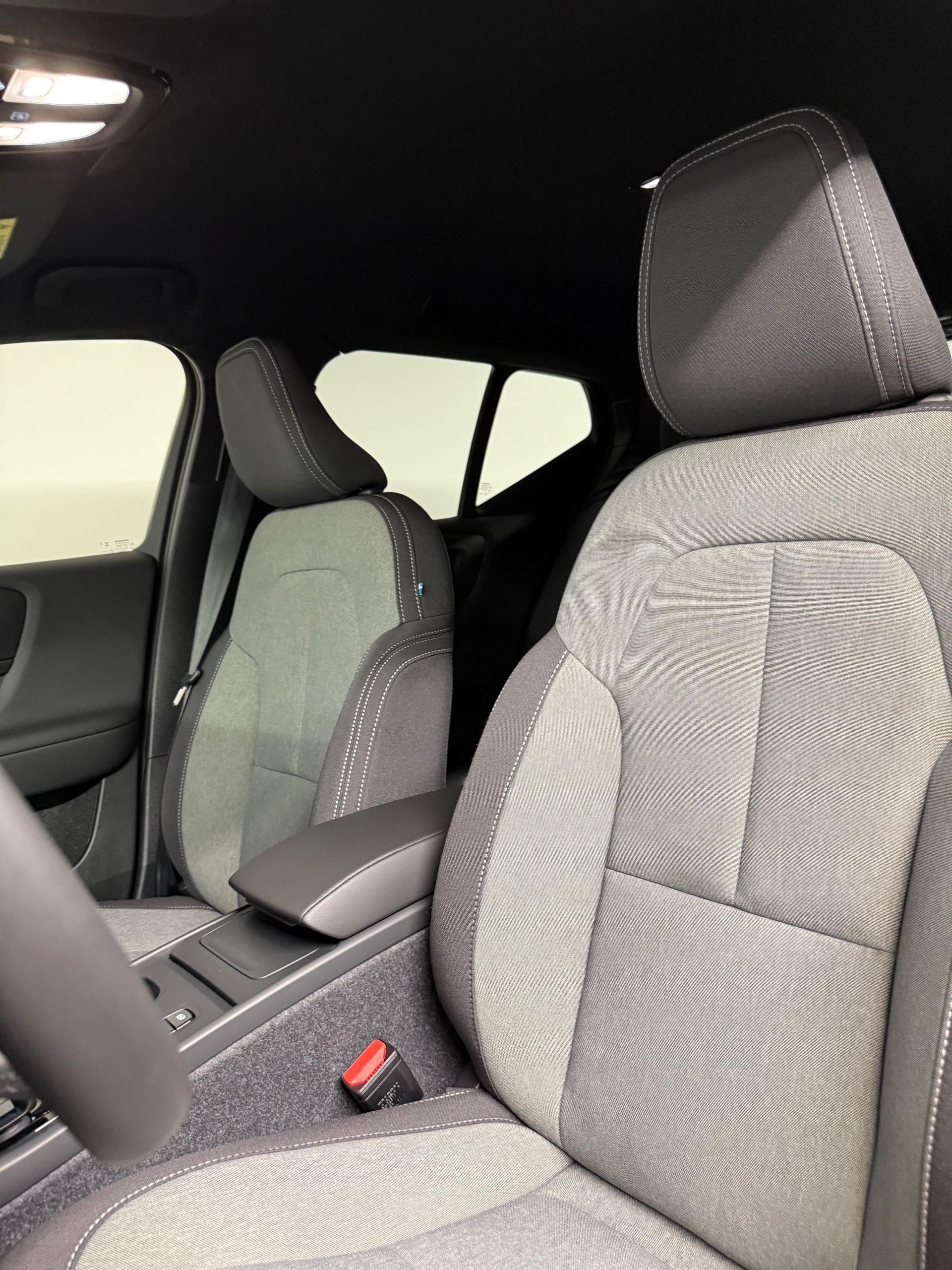 VOLVO XC40 2.0 B3 MH Plus Dark-image-7