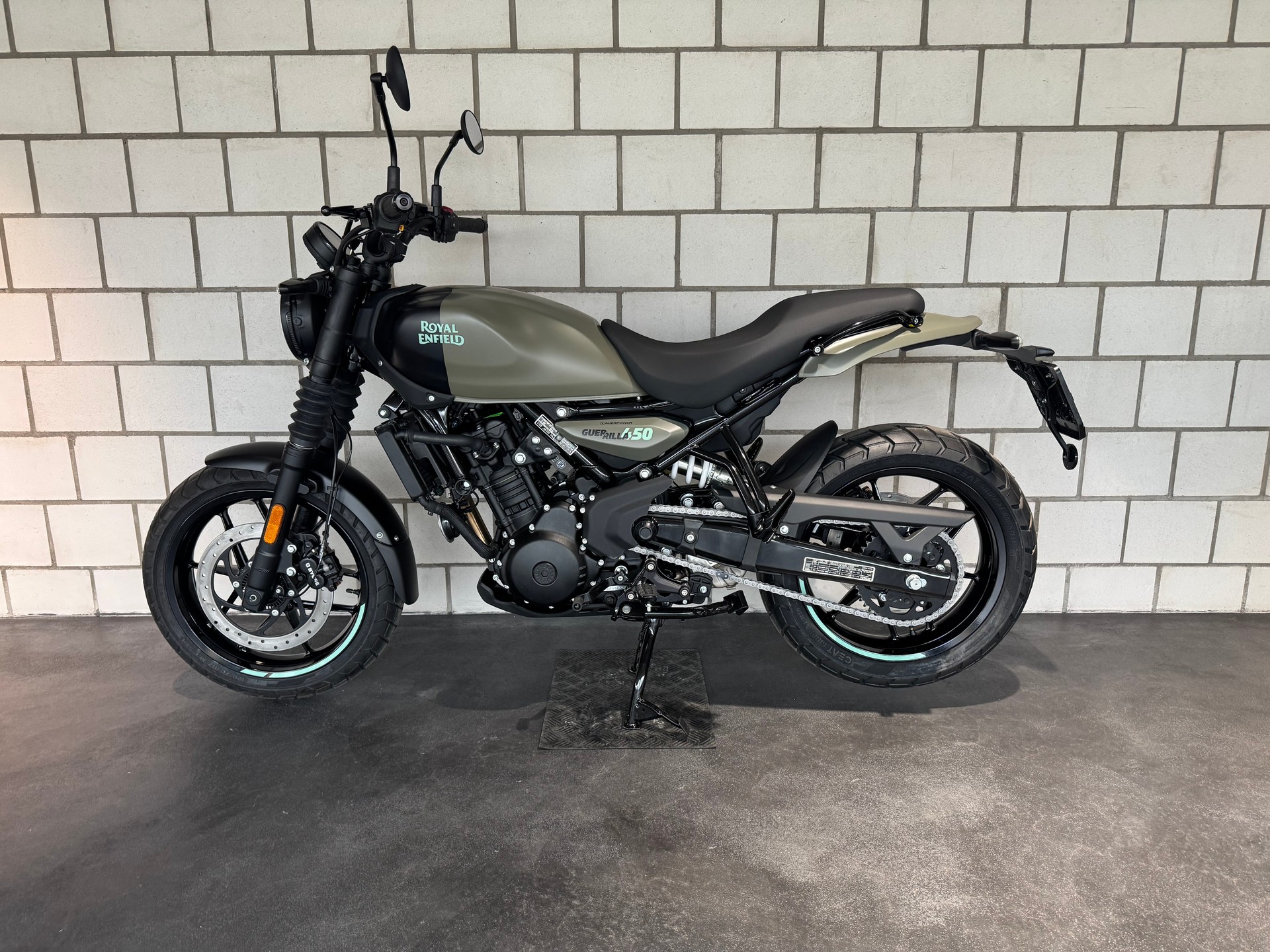 ROYAL ENFIELD Guerrilla 450 Mid-showroom-element-3