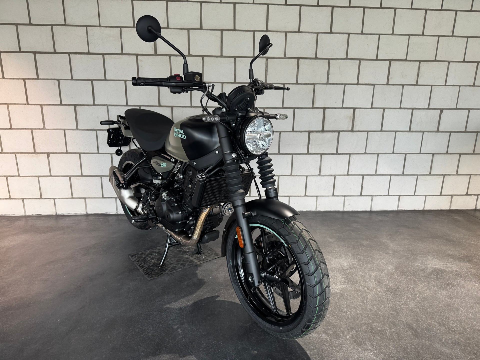 ROYAL ENFIELD Guerrilla 450 Mid-showroom-element-2