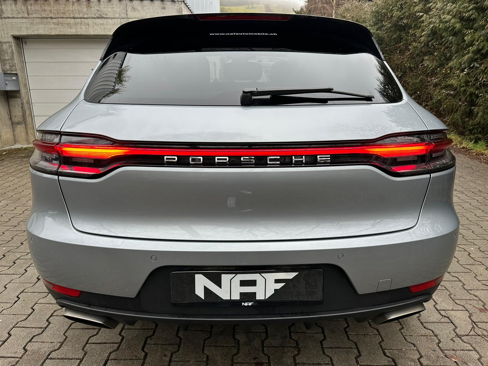 PORSCHE Macan PDK-showroom-element-3
