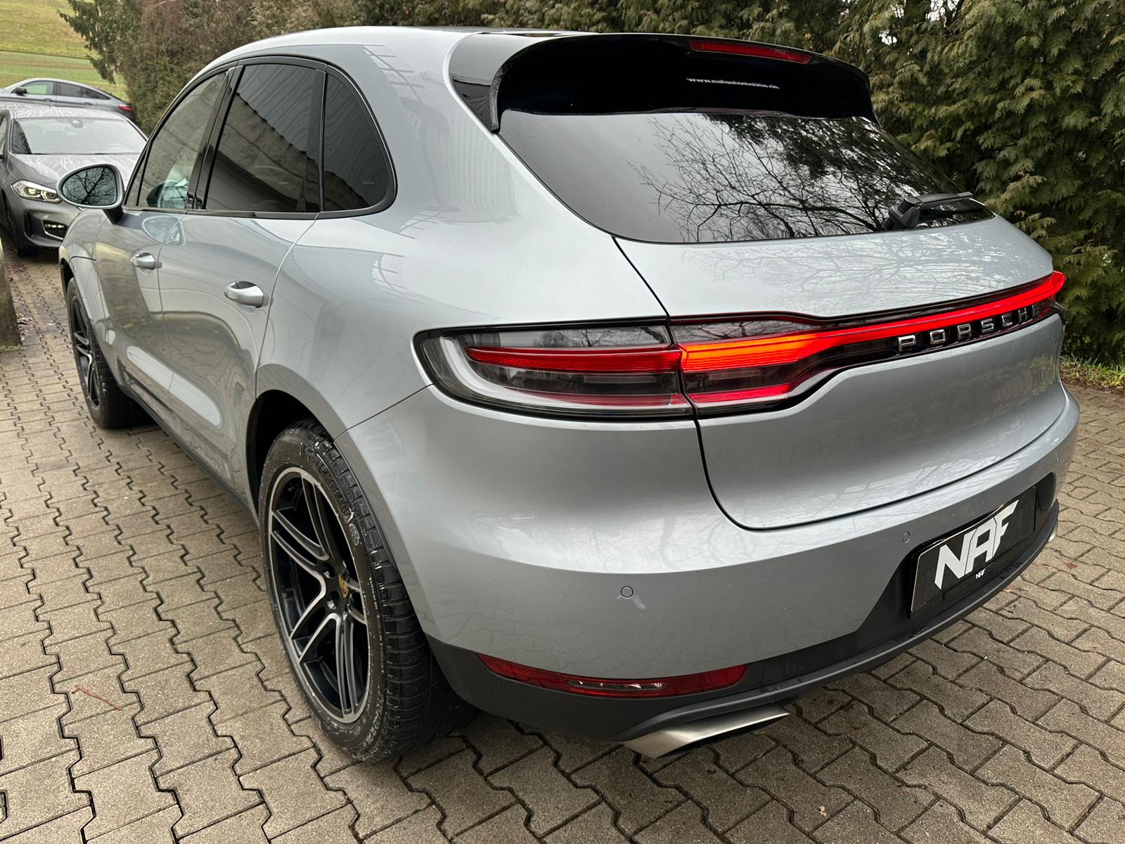 PORSCHE Macan PDK-showroom-element-2