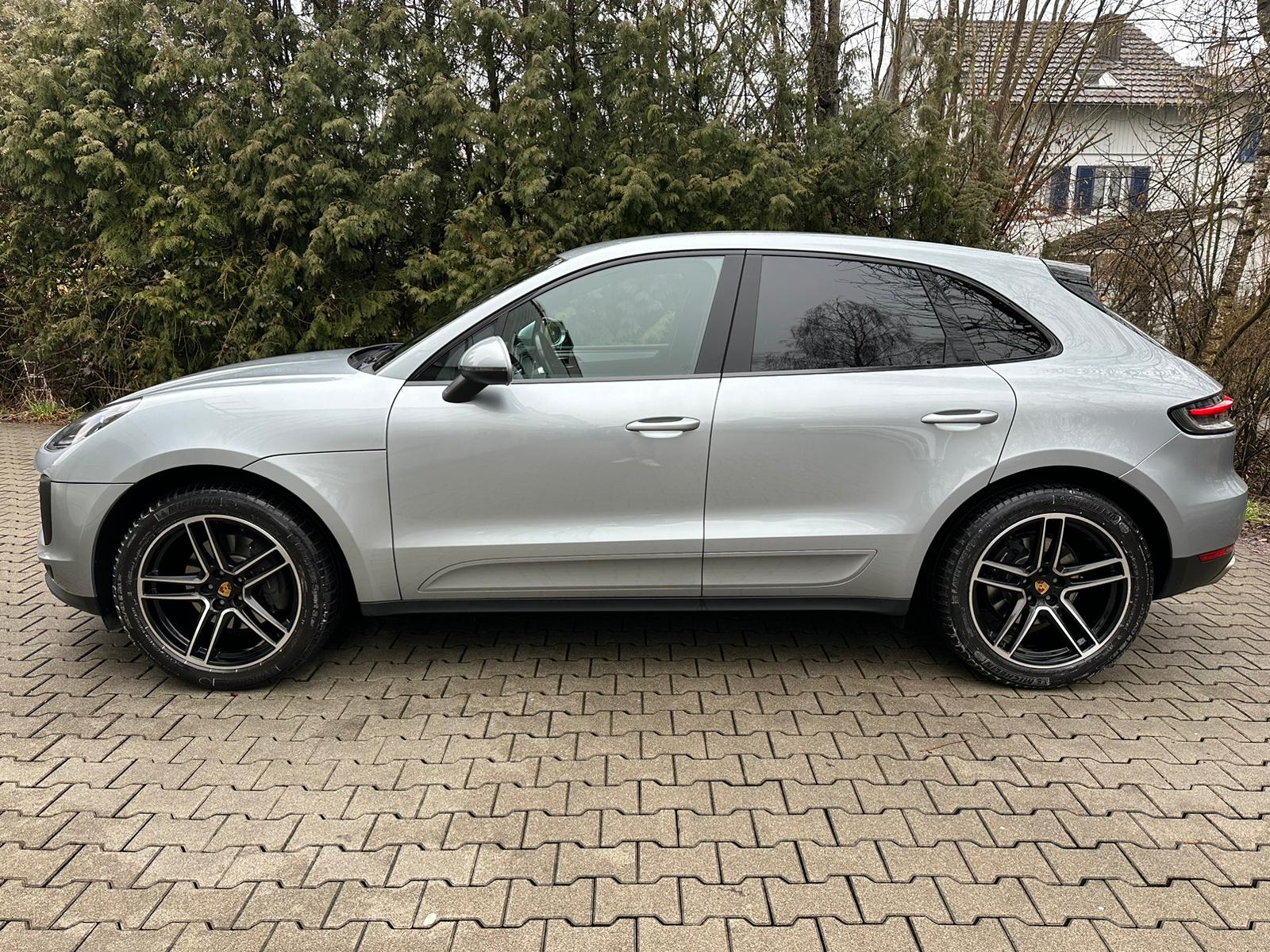 PORSCHE Macan PDK-showroom-element-1
