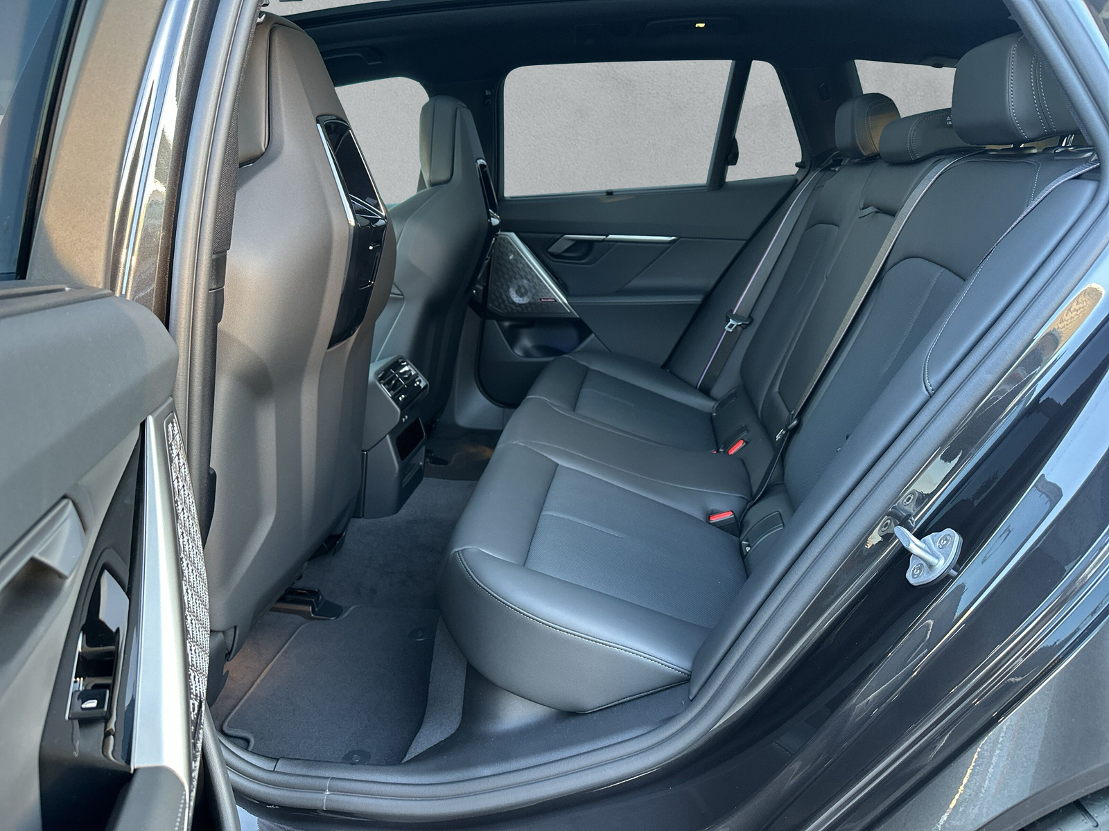 BMW M5 xDrive Touring-image-11