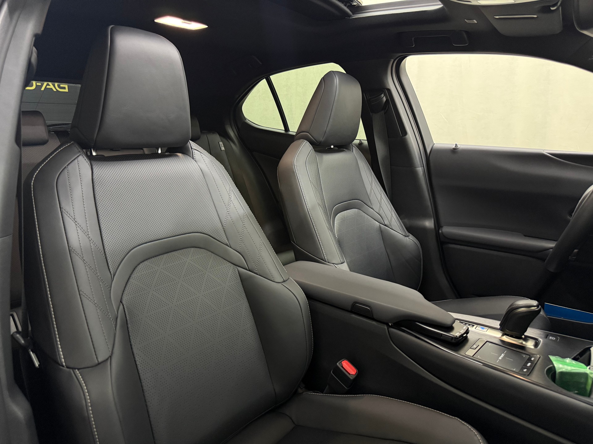 LEXUS UX 300e Excellence Automatic-image-8