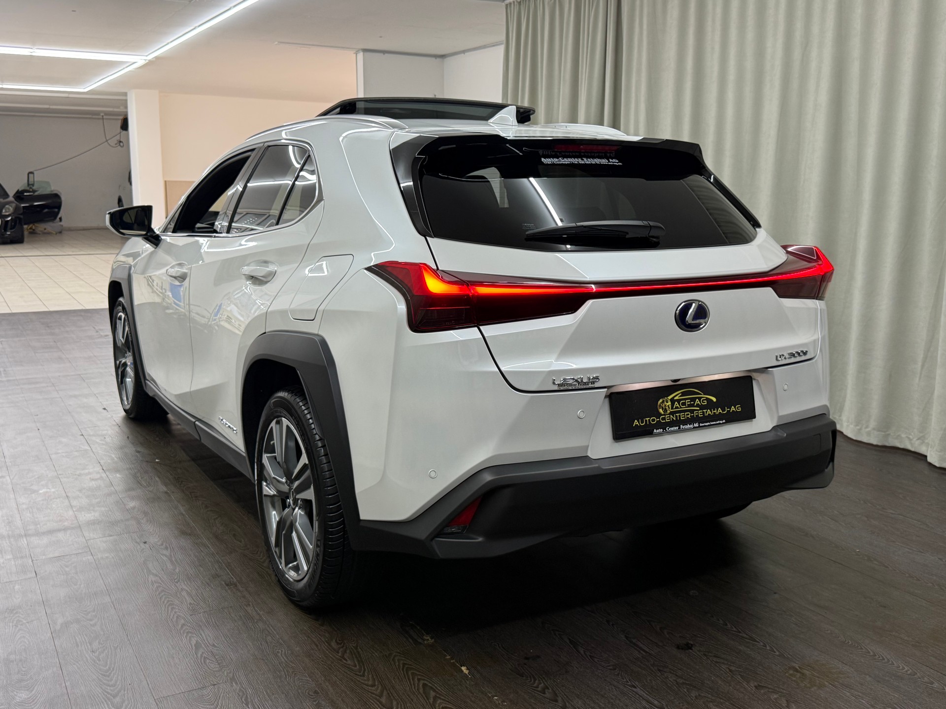 LEXUS UX 300e Excellence Automatic-image-5