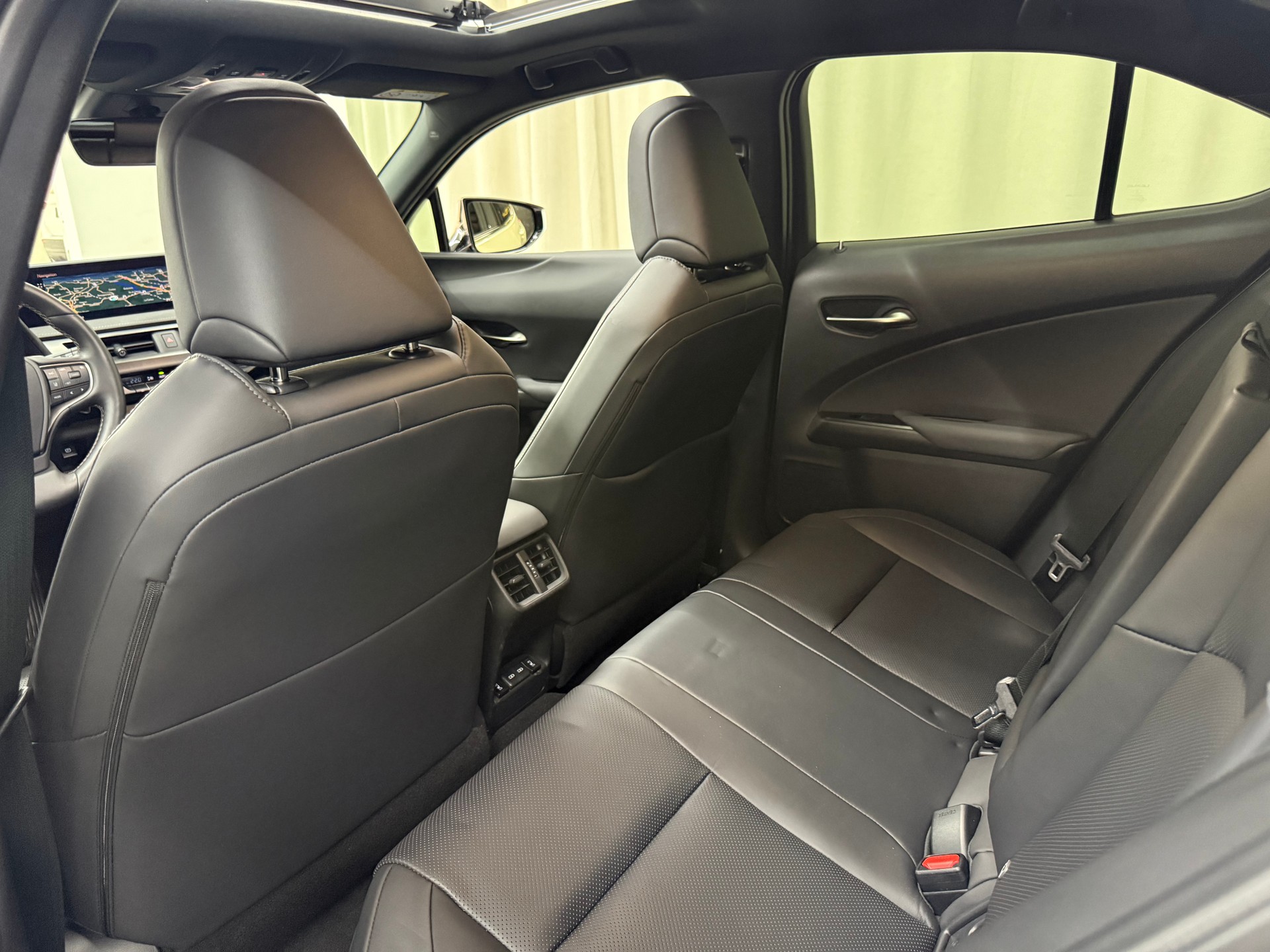 LEXUS UX 300e Excellence Automatic-image-10
