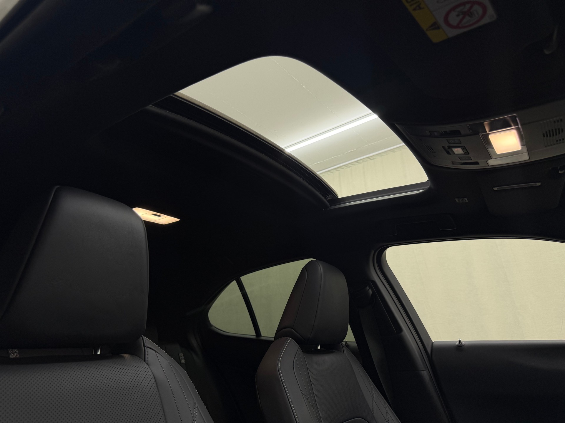 LEXUS UX 300e Excellence Automatic-image-9