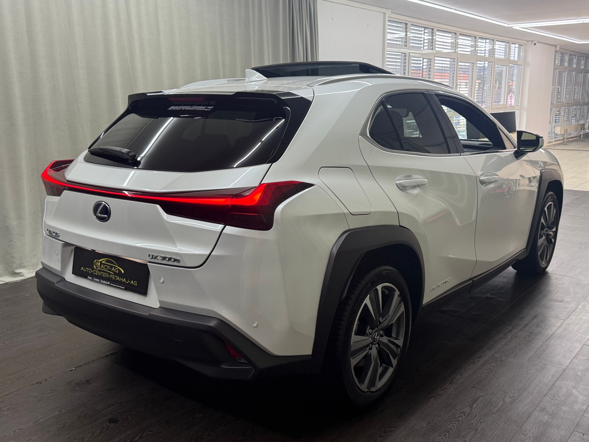 LEXUS UX 300e Excellence Automatic-showroom-element-3