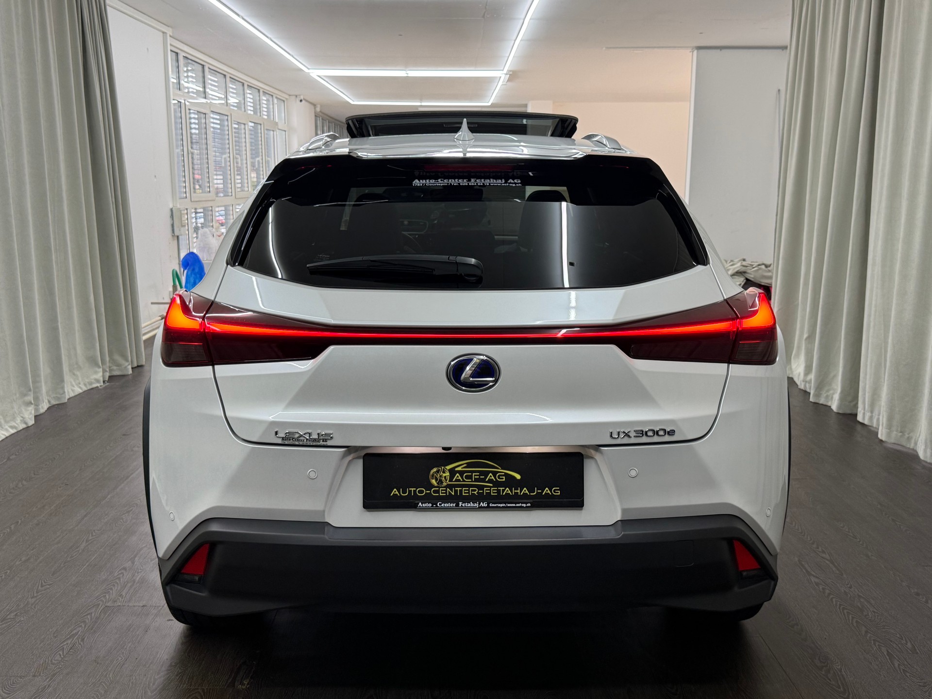 LEXUS UX 300e Excellence Automatic-image-4