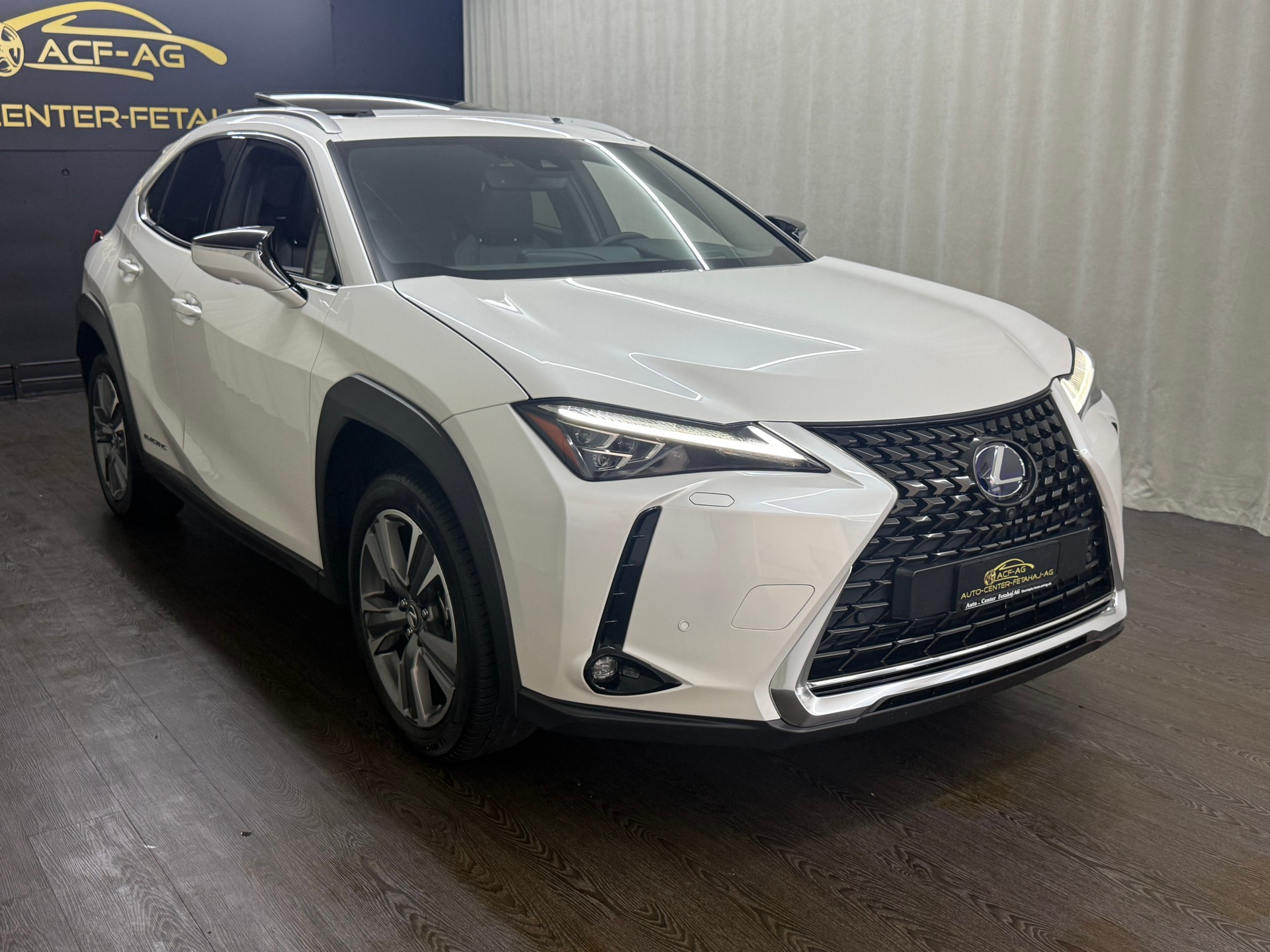 LEXUS UX 300e Excellence Automatic-showroom-element-2