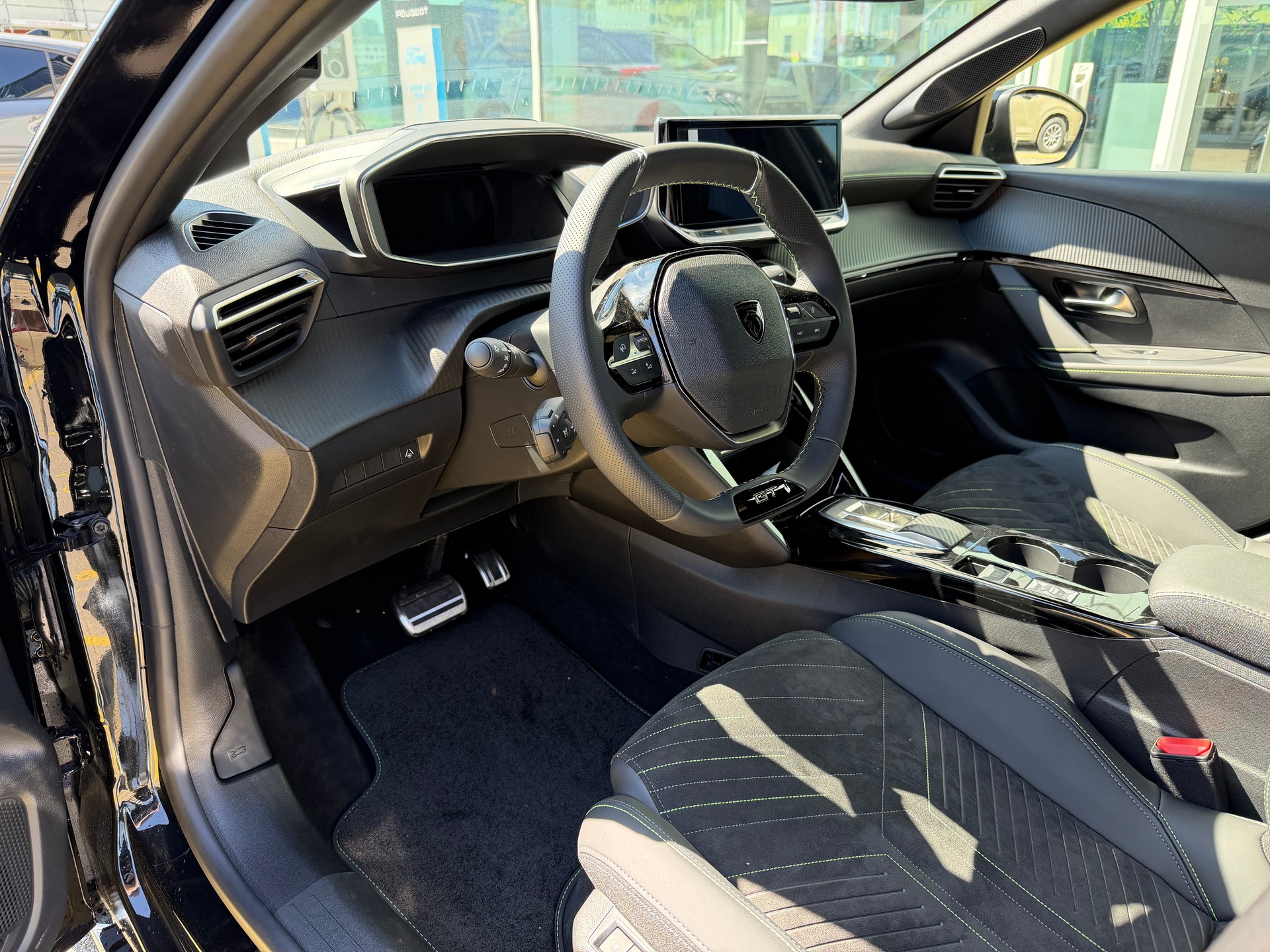 PEUGEOT 208 1.2 MHEV 145 GT-image-9
