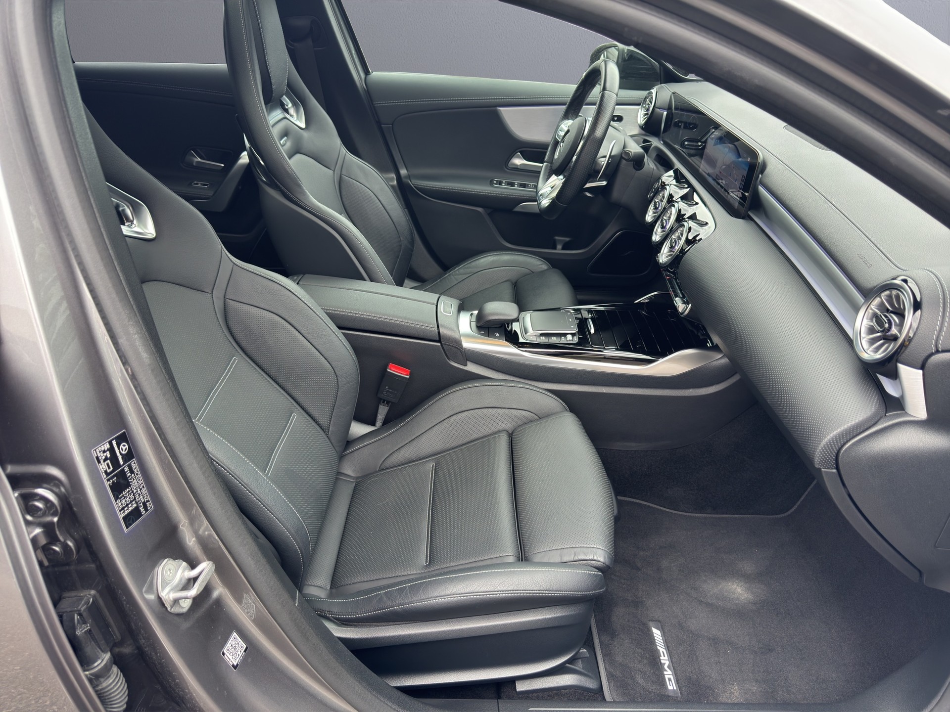 MERCEDES-BENZ A 45 S AMG 4Matic+ Speedshift-image-15