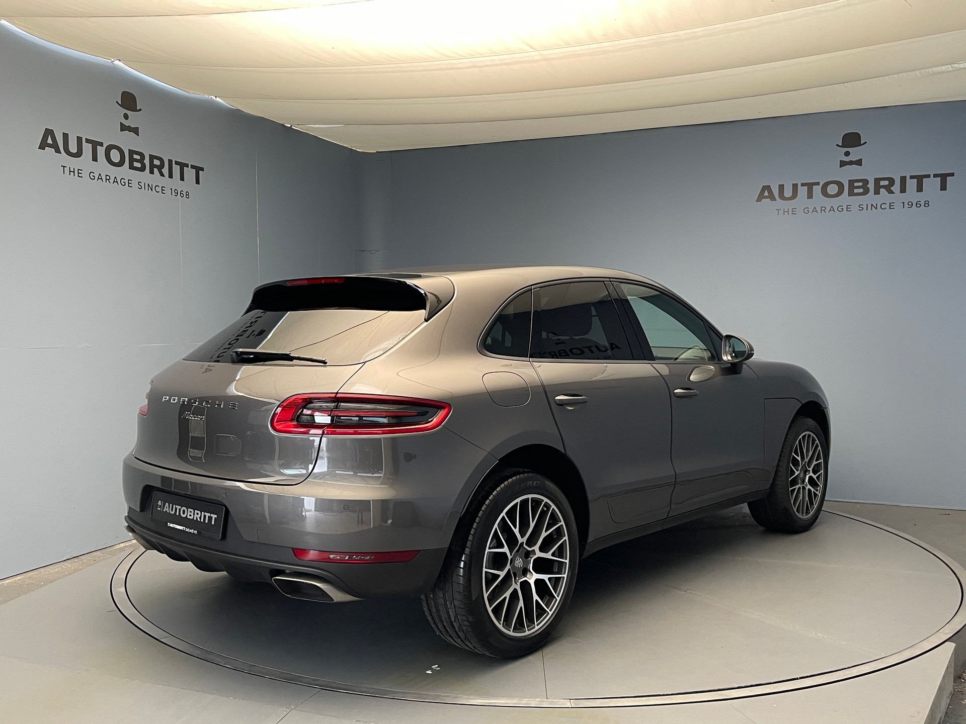 PORSCHE Macan 2.0-showroom-element-3