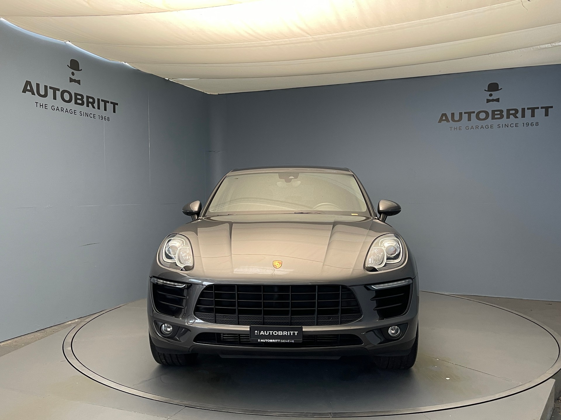 PORSCHE Macan 2.0-showroom-element-1
