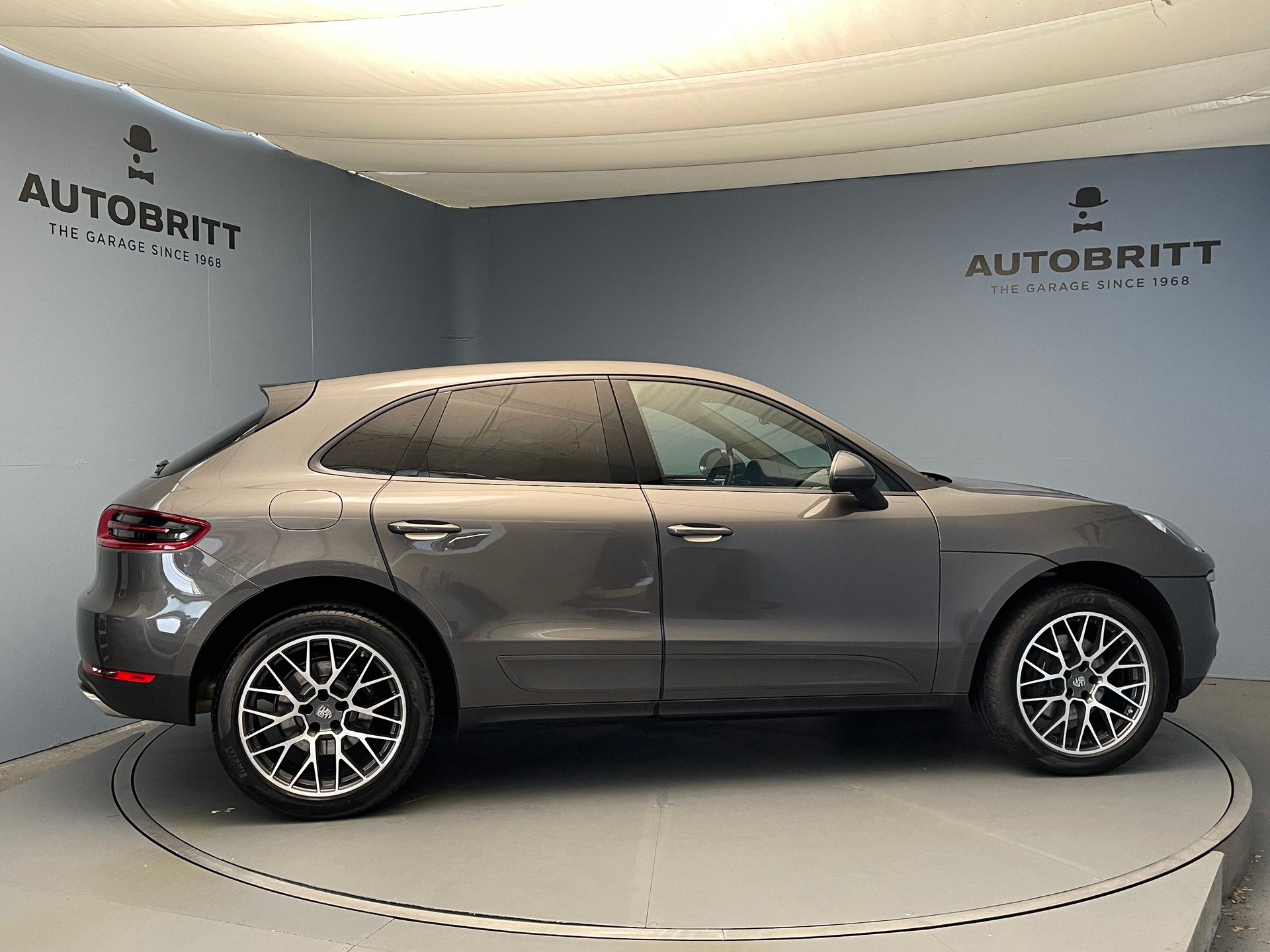 PORSCHE Macan 2.0-showroom-element-2