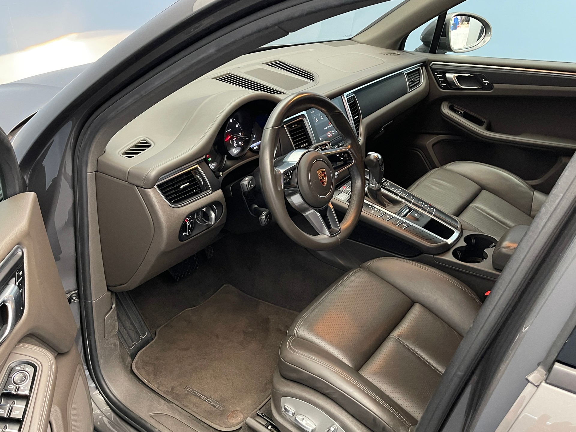 PORSCHE Macan 2.0-image-6