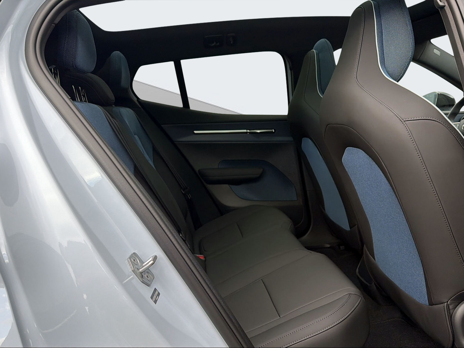 VOLVO EX 30 E60 Twin Ultra Performance AWD-image-12