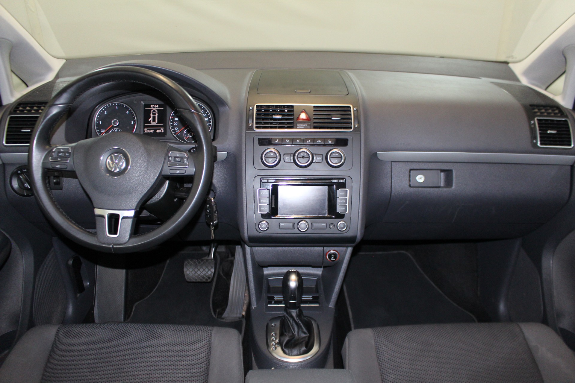 VW Touran 1.6 TDI BlueMT Trendline DSG-image-12