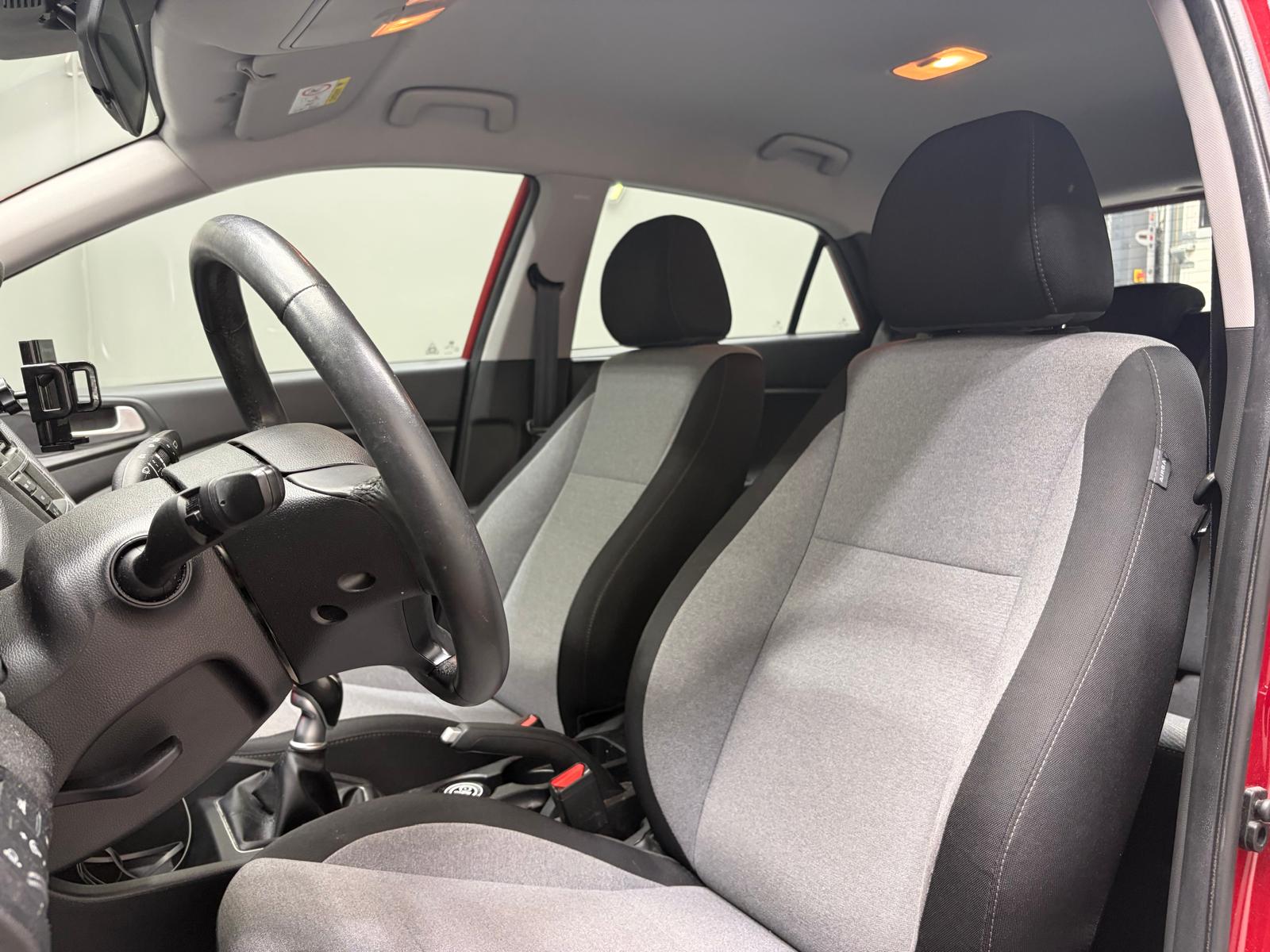 HYUNDAI i20 1.4 Amplia-image-8