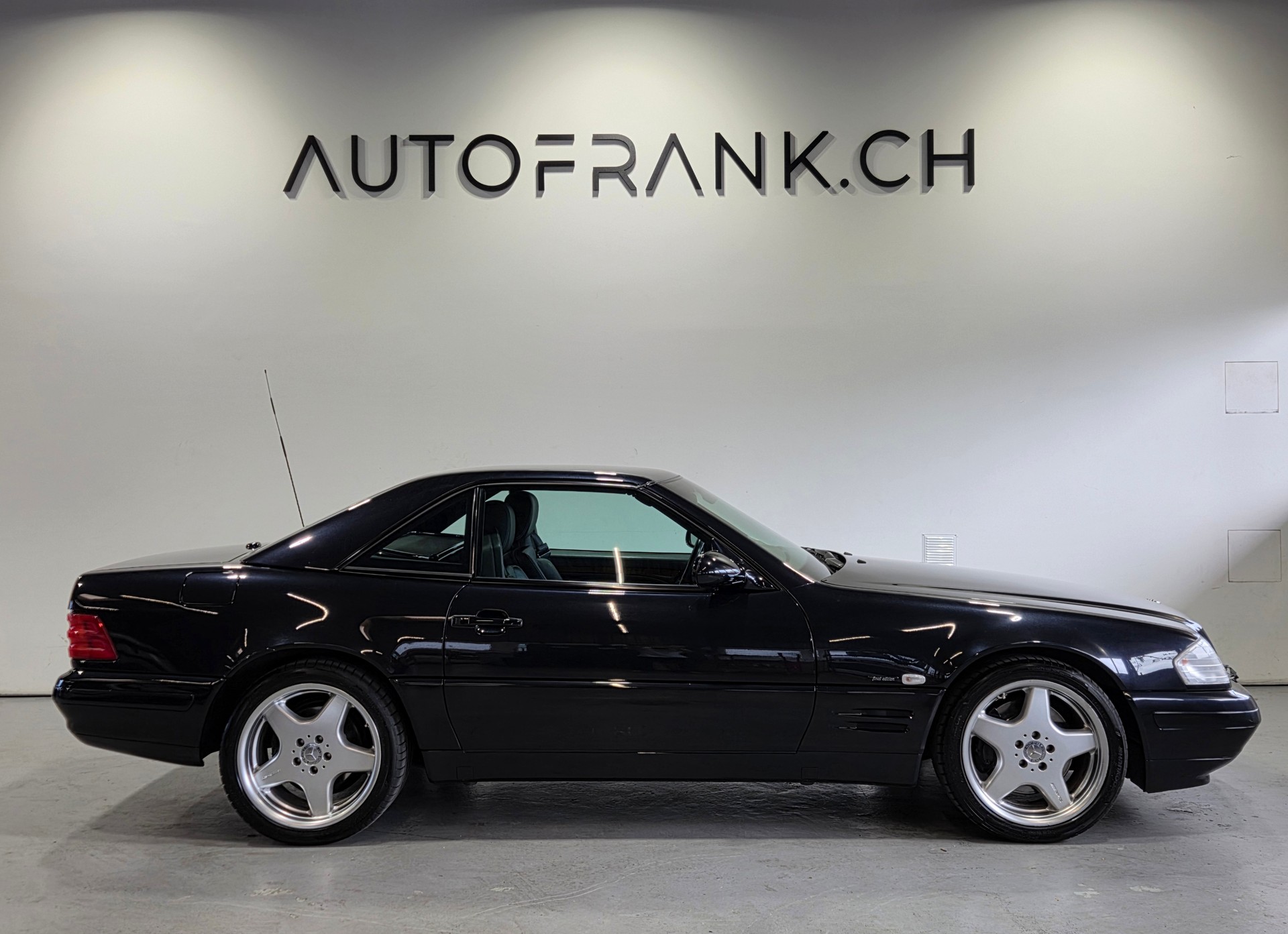 MERCEDES-BENZ Final Edition-showroom-element-2