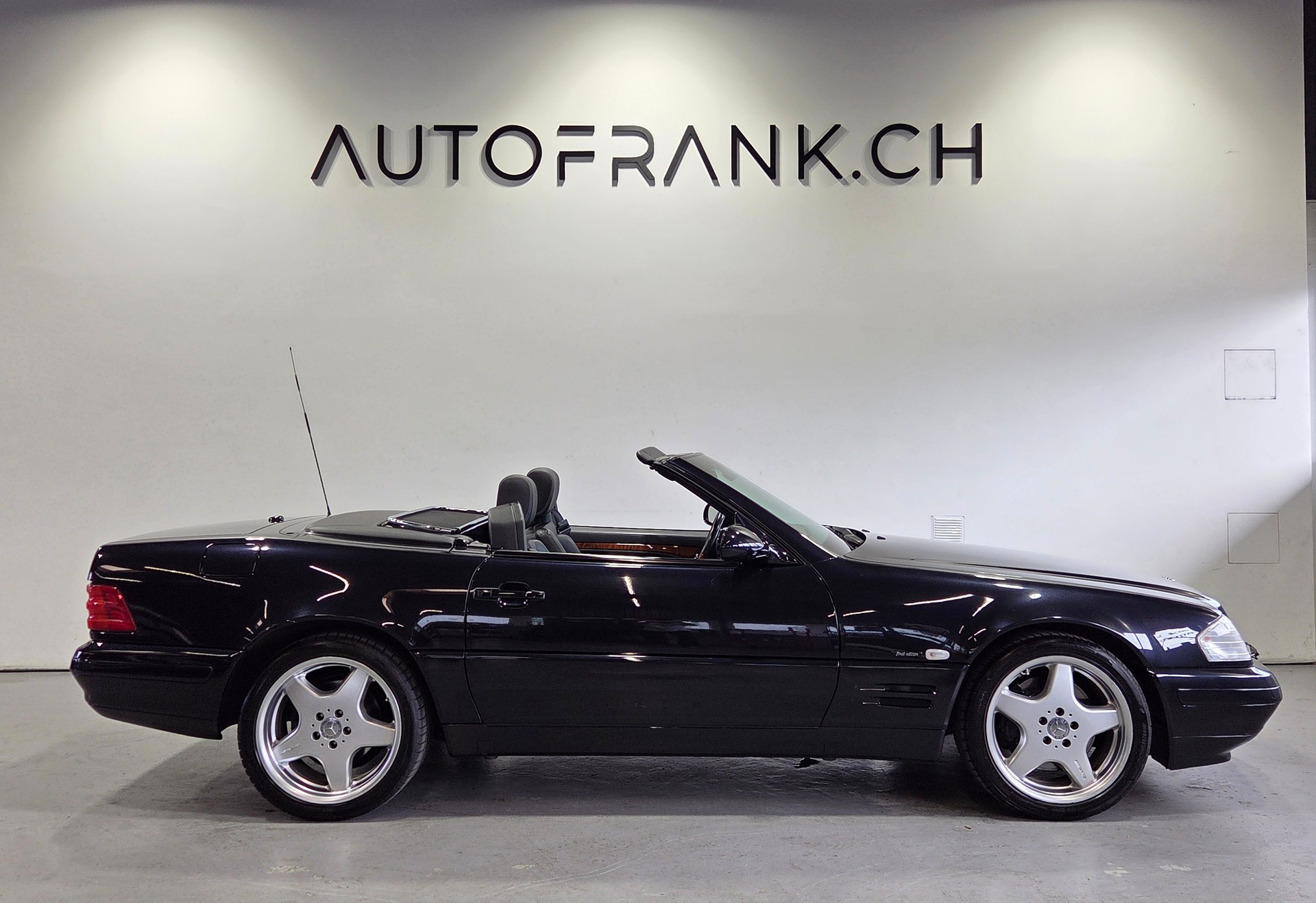 MERCEDES-BENZ Final Edition-showroom-element-1