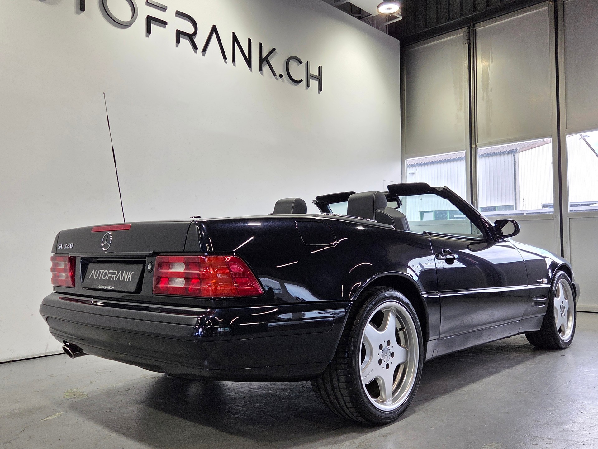 MERCEDES-BENZ Final Edition-showroom-element-3