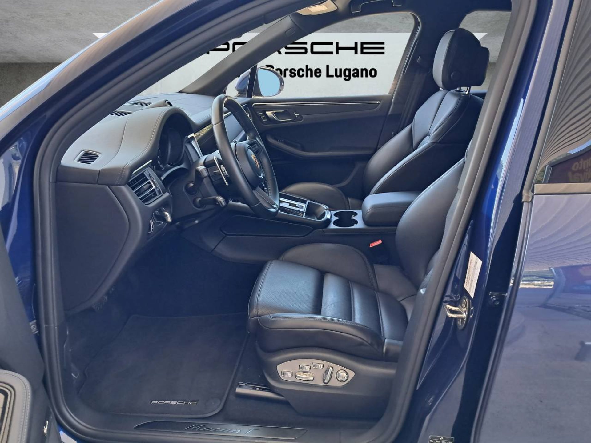PORSCHE Macan T (MY23)-showroom-element-3