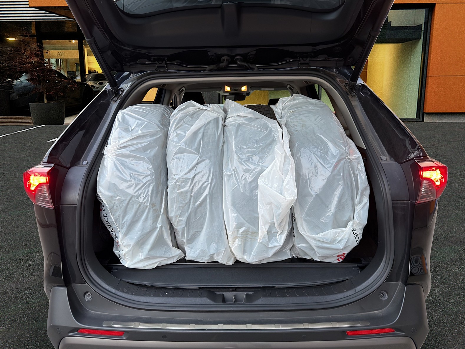 TOYOTA RAV4 2.5 HEV Premium / CH-Auslieferung-image-16