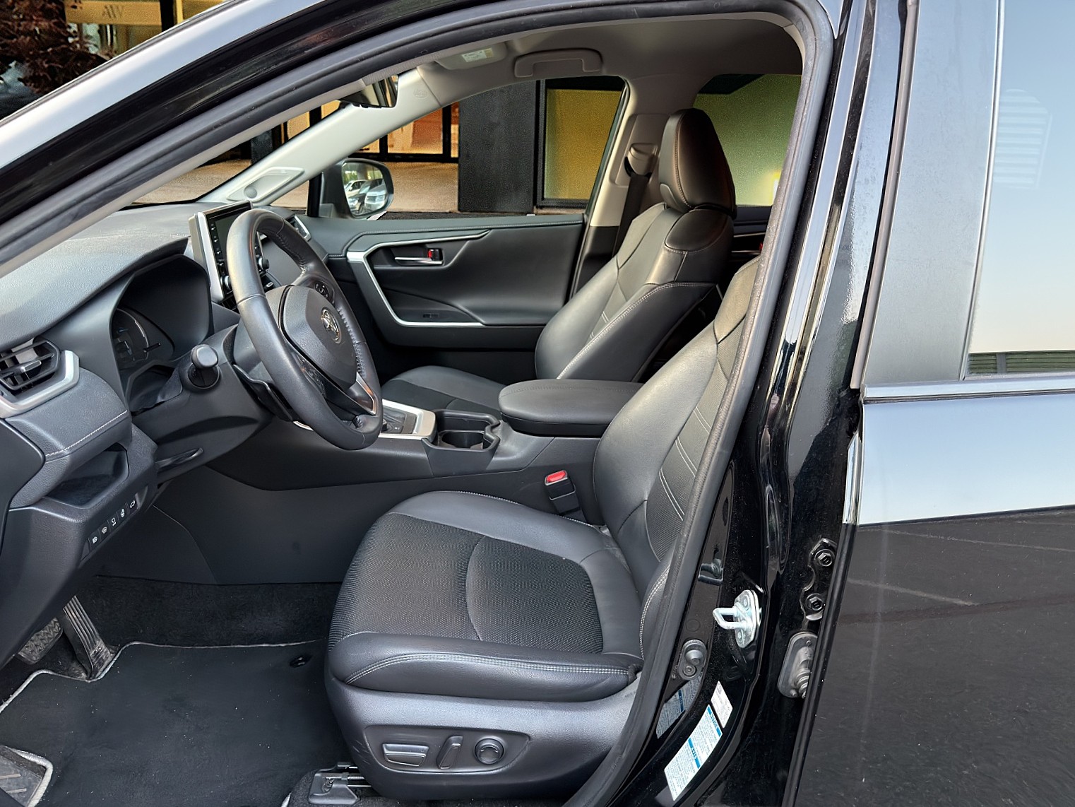TOYOTA RAV4 2.5 HEV Premium / CH-Auslieferung-image-8