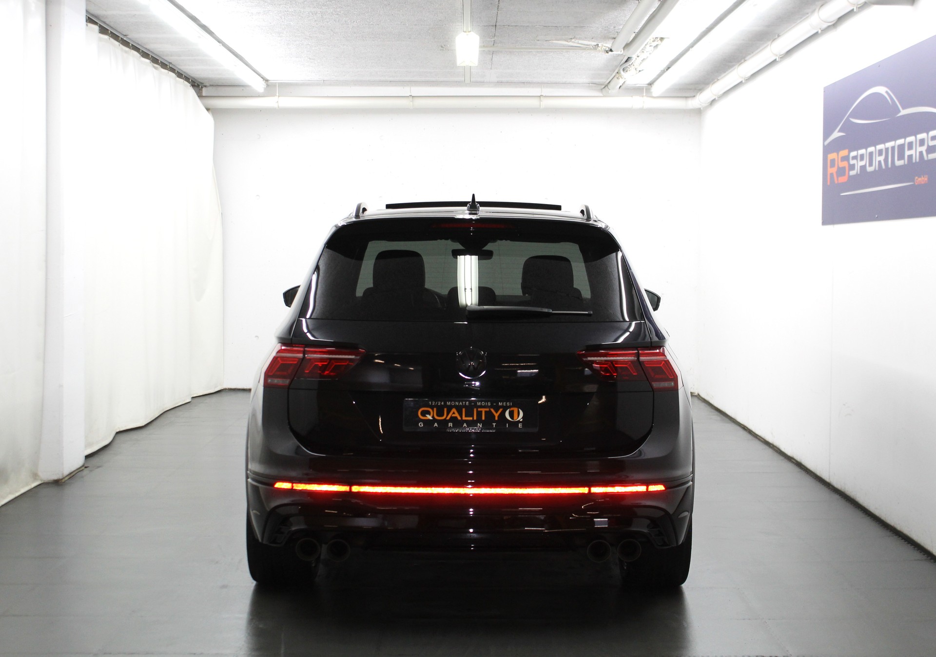 VW Tiguan 2.0TSI R 4Motion DSG Akrapovic / Black Style Paket / Sportsitze Nappa / AHK-image-5
