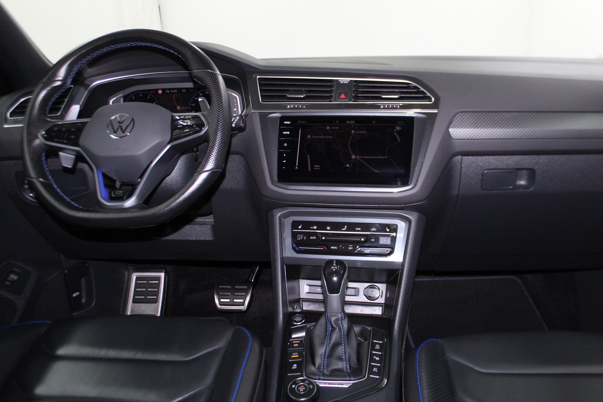 VW Tiguan 2.0TSI R 4Motion DSG Akrapovic / Black Style Paket / Sportsitze Nappa / AHK-image-12
