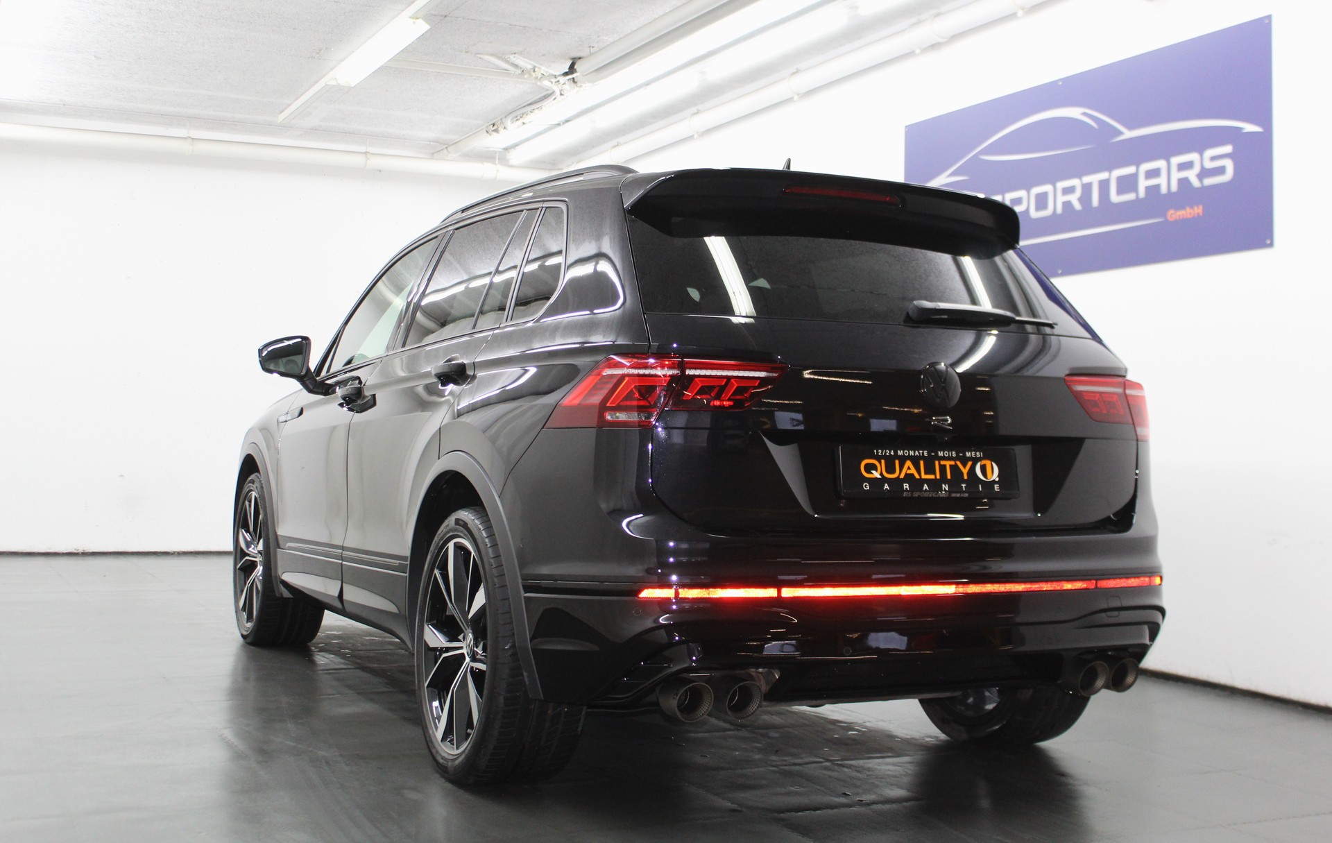 VW Tiguan 2.0TSI R 4Motion DSG Akrapovic / Black Style Paket / Sportsitze Nappa / AHK-image-4