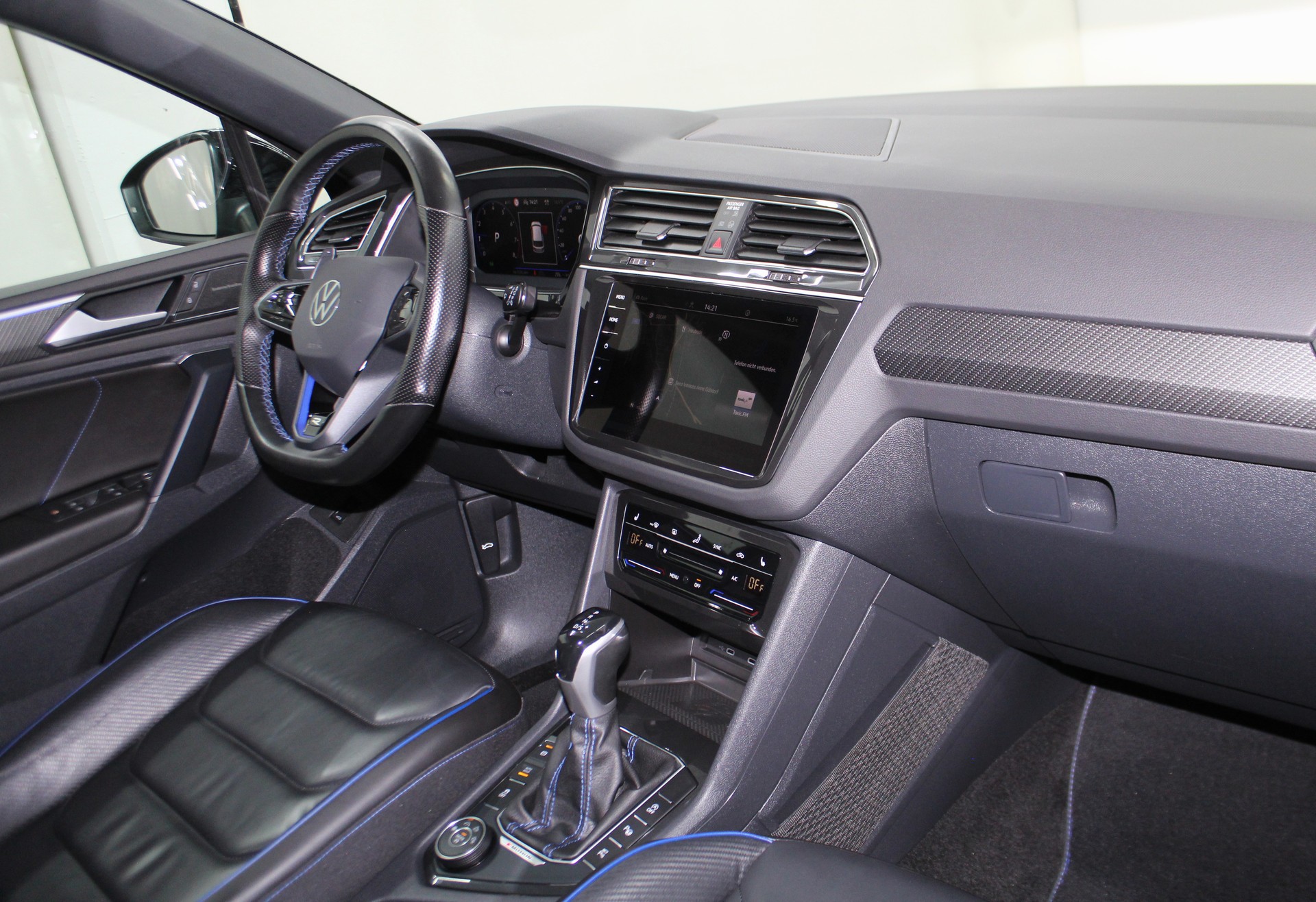 VW Tiguan 2.0TSI R 4Motion DSG Akrapovic / Black Style Paket / Sportsitze Nappa / AHK-image-11