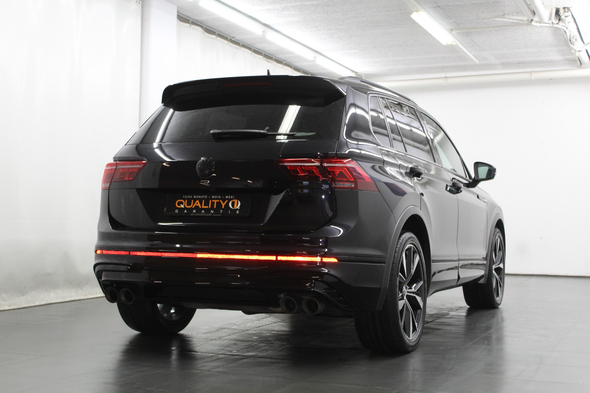 VW Tiguan 2.0TSI R 4Motion DSG Akrapovic / Black Style Paket / Sportsitze Nappa / AHK-image-6