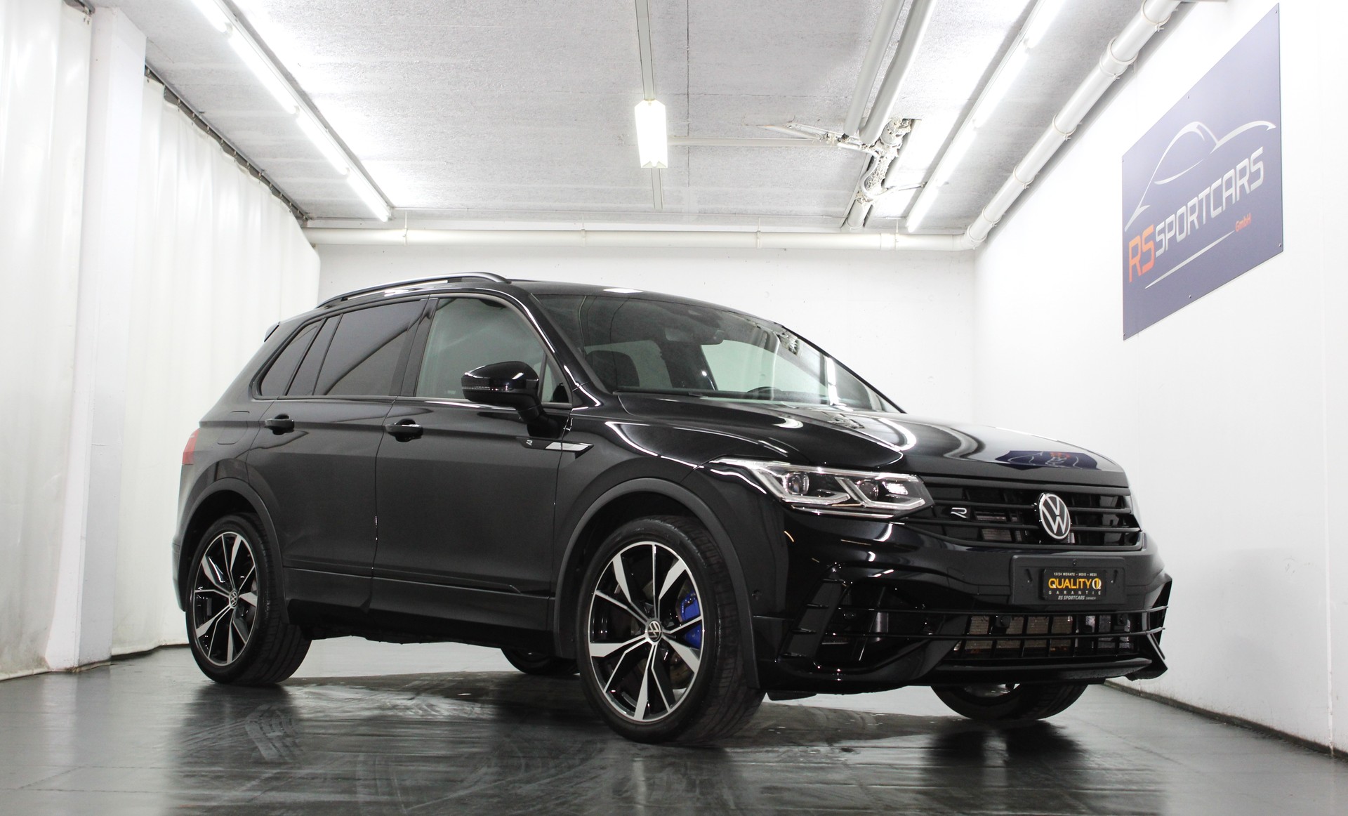 VW Tiguan 2.0TSI R 4Motion DSG Akrapovic / Black Style Paket / Sportsitze Nappa / AHK