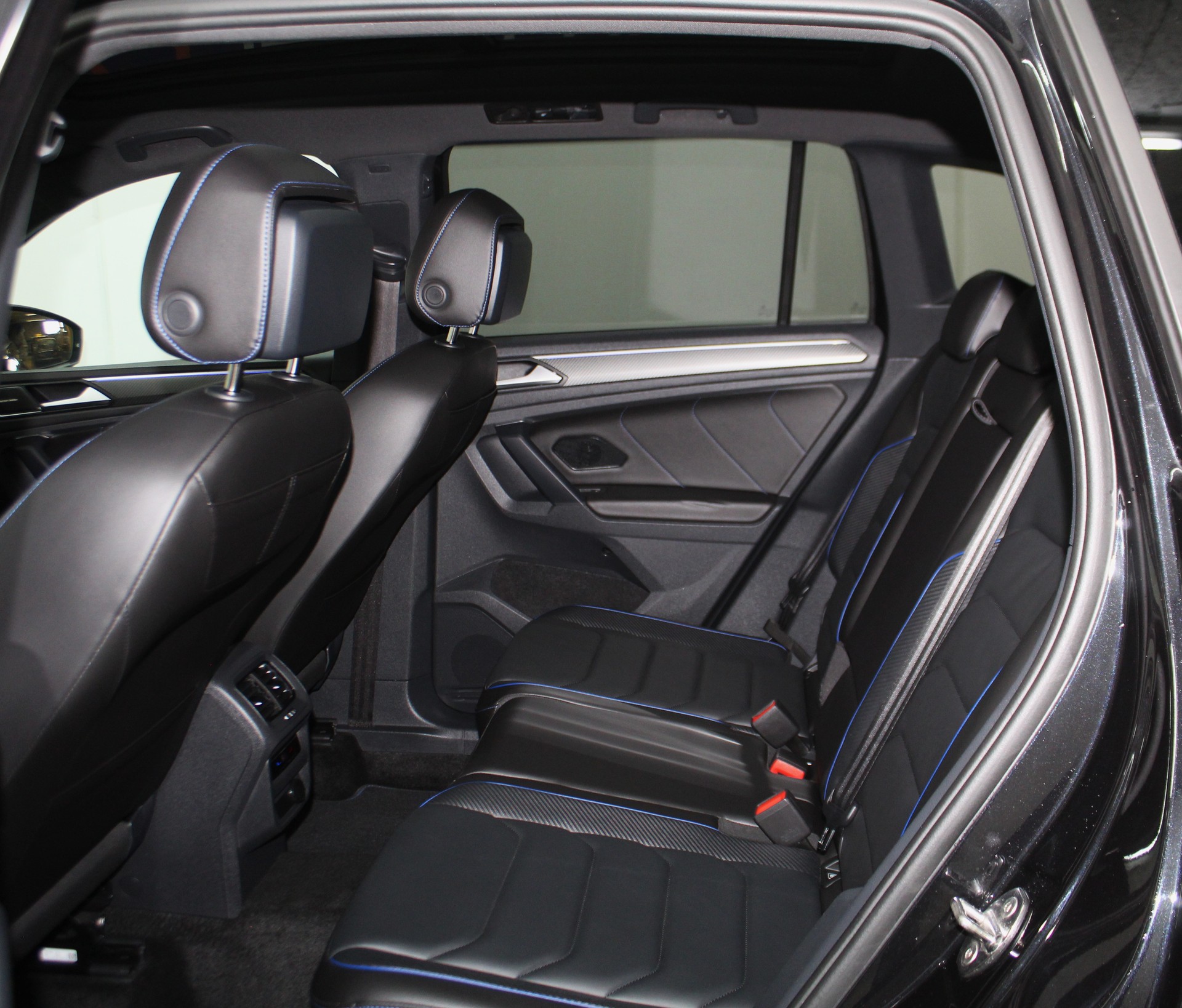 VW Tiguan 2.0TSI R 4Motion DSG Akrapovic / Black Style Paket / Sportsitze Nappa / AHK-image-9