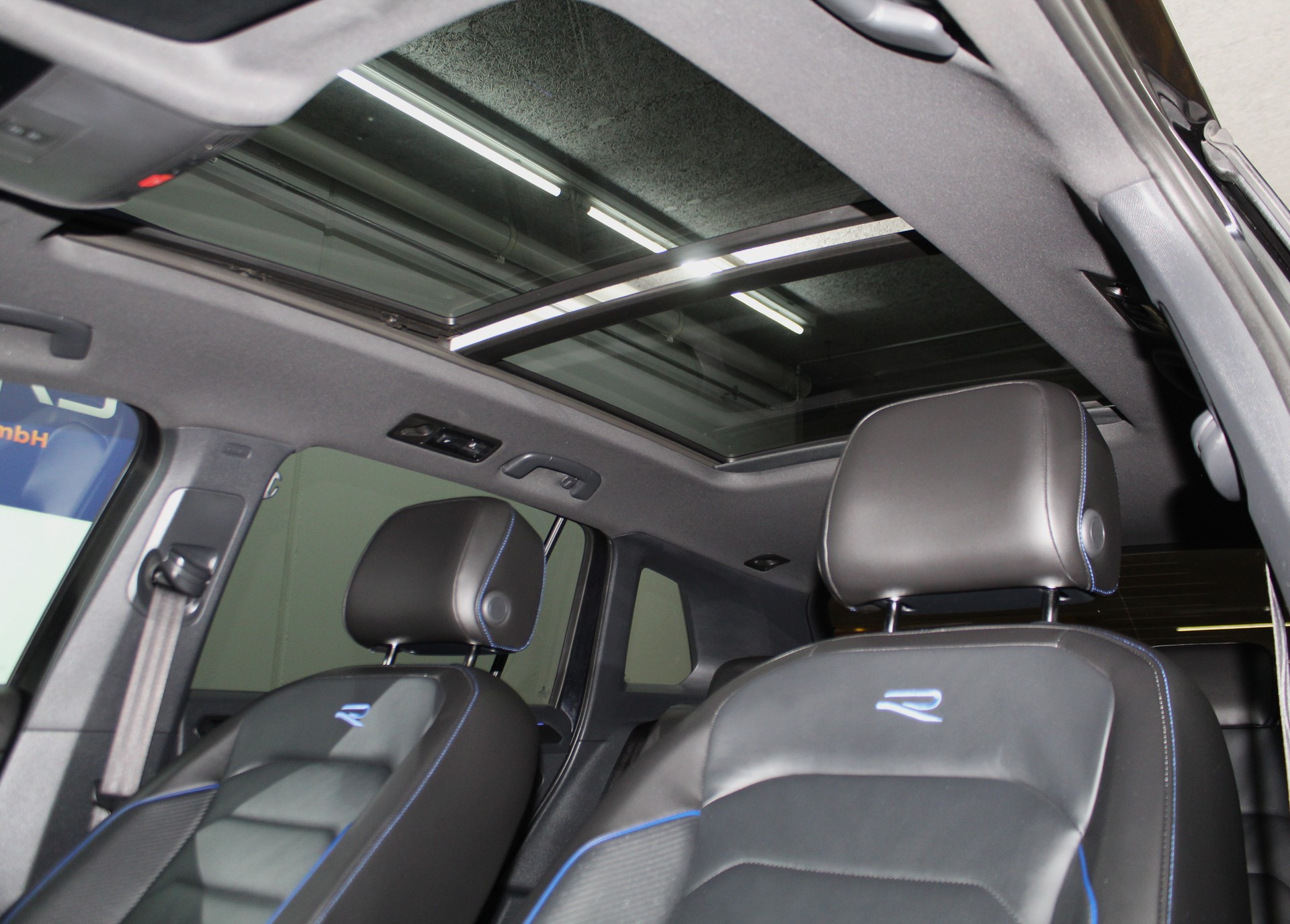 VW Tiguan 2.0TSI R 4Motion DSG Akrapovic / Black Style Paket / Sportsitze Nappa / AHK-image-8