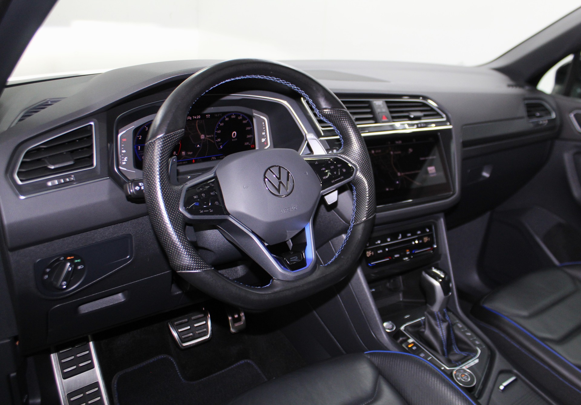 VW Tiguan 2.0TSI R 4Motion DSG Akrapovic / Black Style Paket / Sportsitze Nappa / AHK-image-10