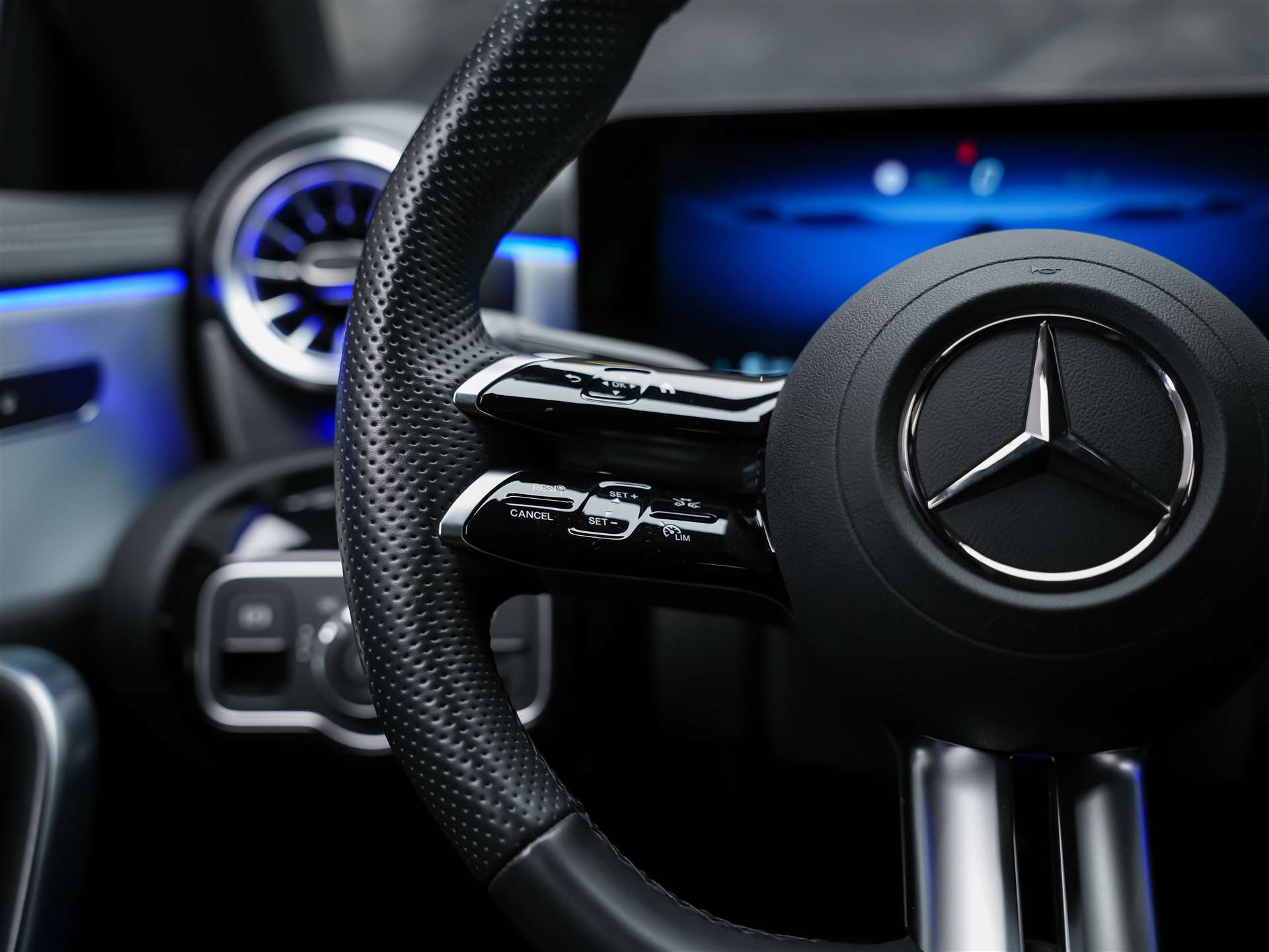 MERCEDES-BENZ CLA 200 d Coupe AMG Line Night Edition *Werksgarantie*Sitzheizung*-image-25