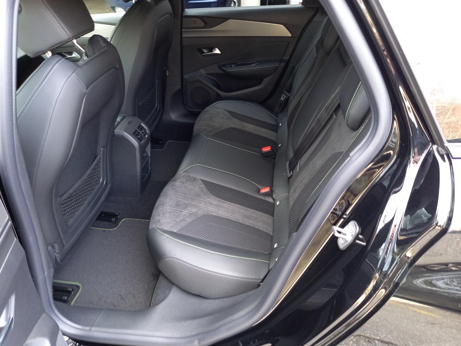 PEUGEOT 308 SW 1.6 PHEV 180 GT-image-9