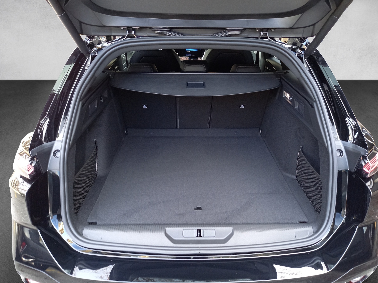 PEUGEOT 308 SW 1.6 PHEV 180 GT-image-11