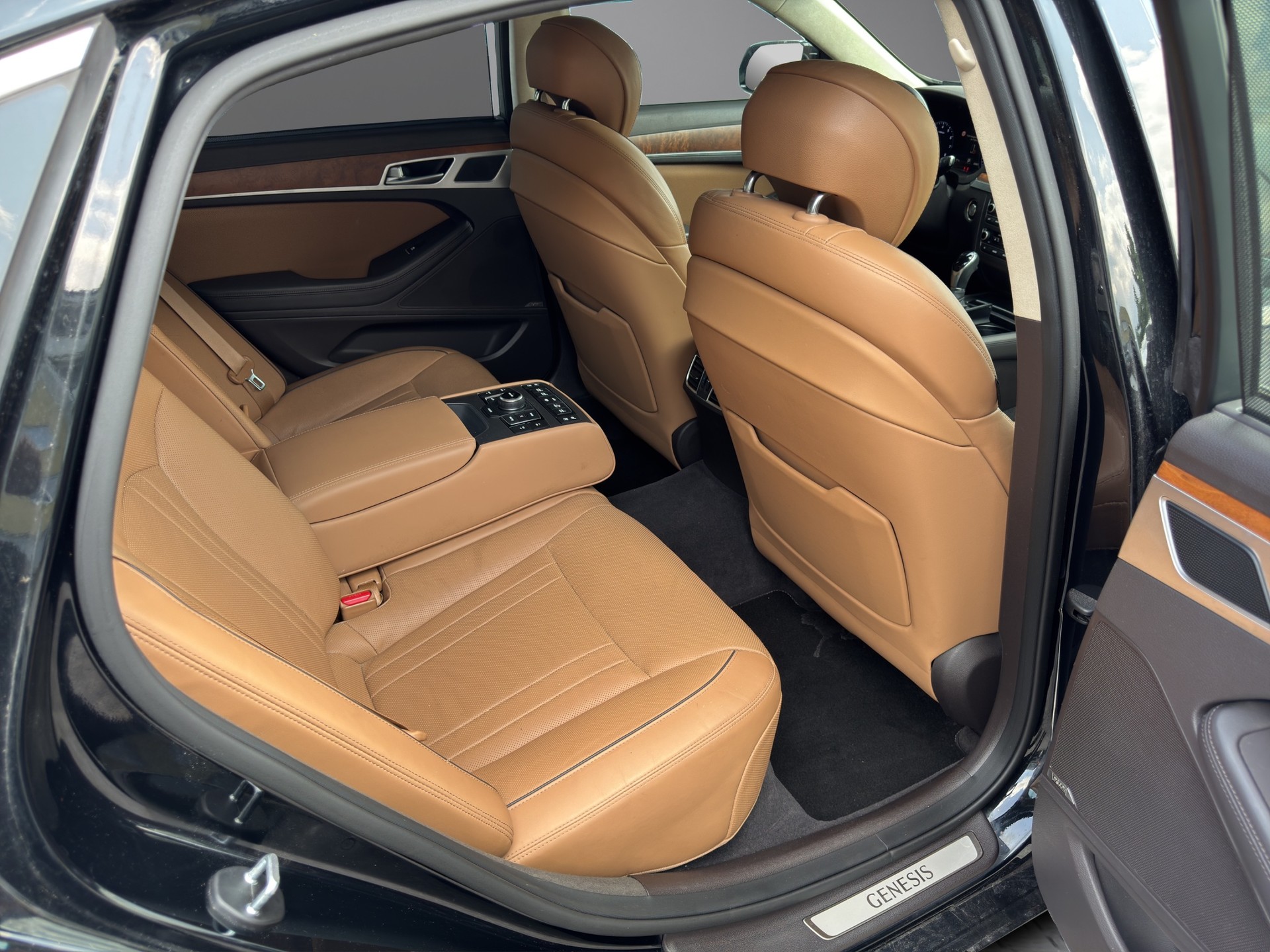 HYUNDAI GENESIS 3.8i-image-9