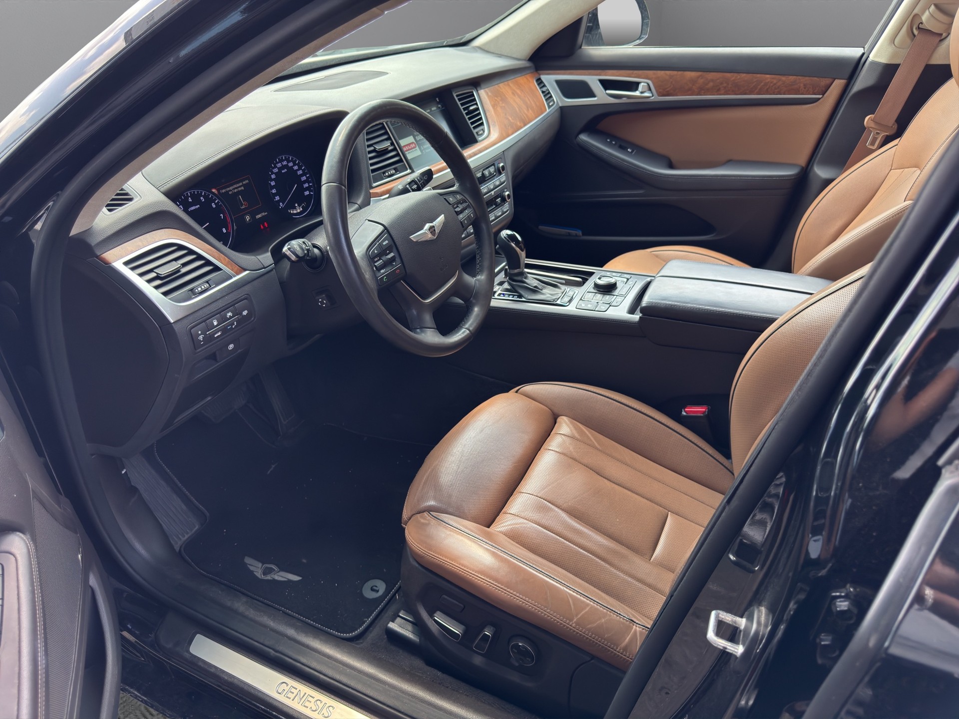 HYUNDAI GENESIS 3.8i-image-11