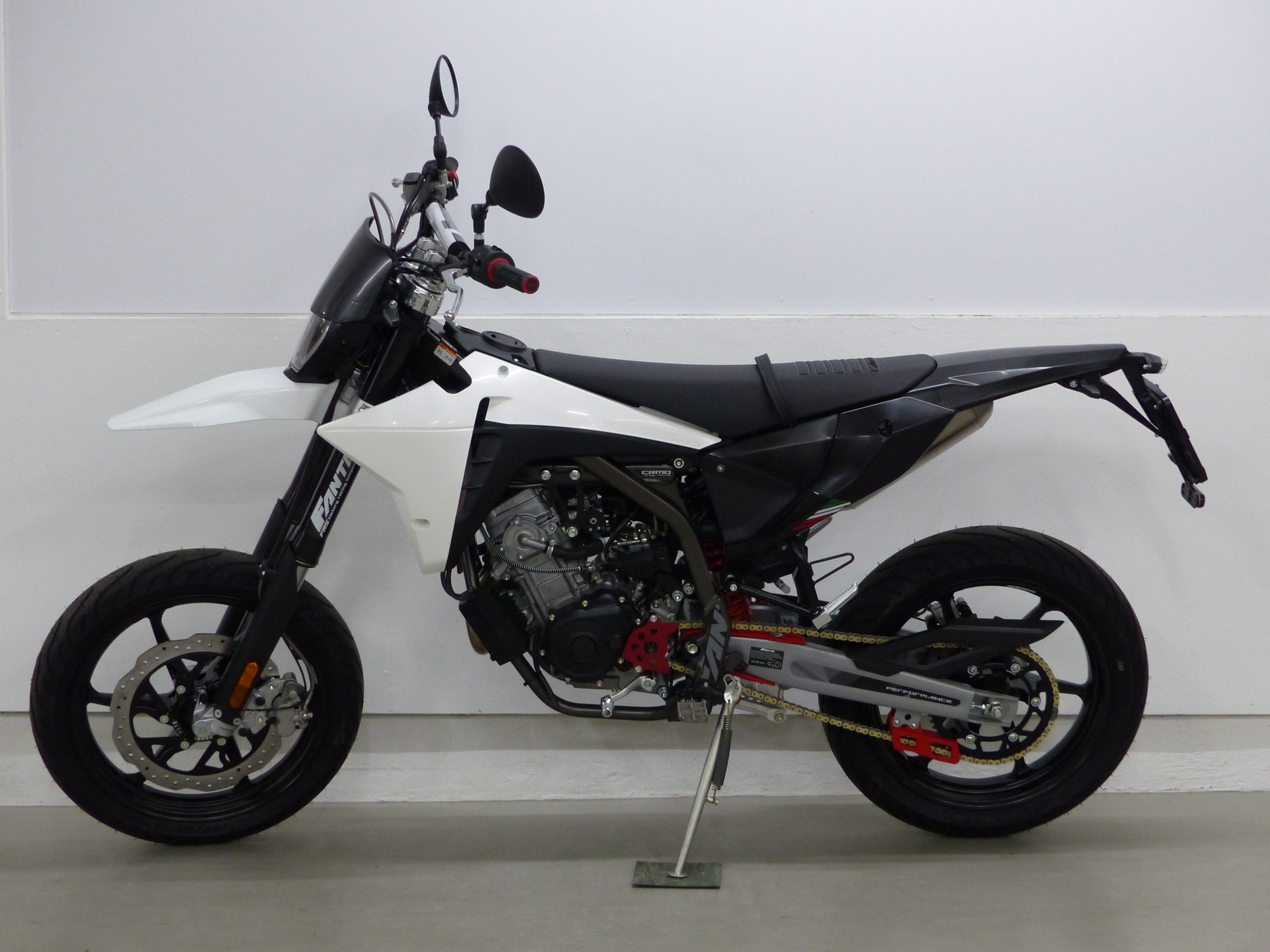 FANTIC XMF 125 Performance Black&White Edition-image-12