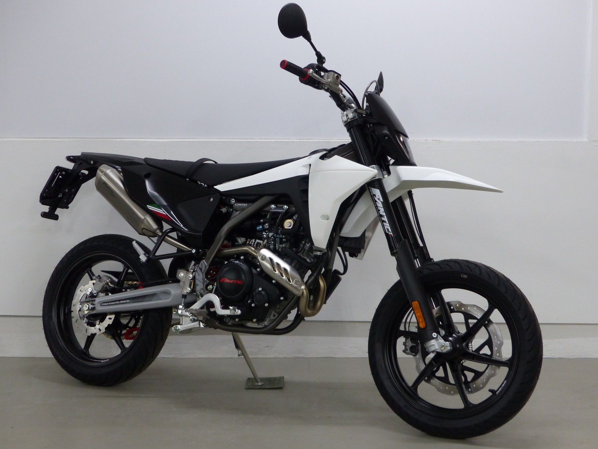 FANTIC XMF 125 Performance Black&White Edition-image-11